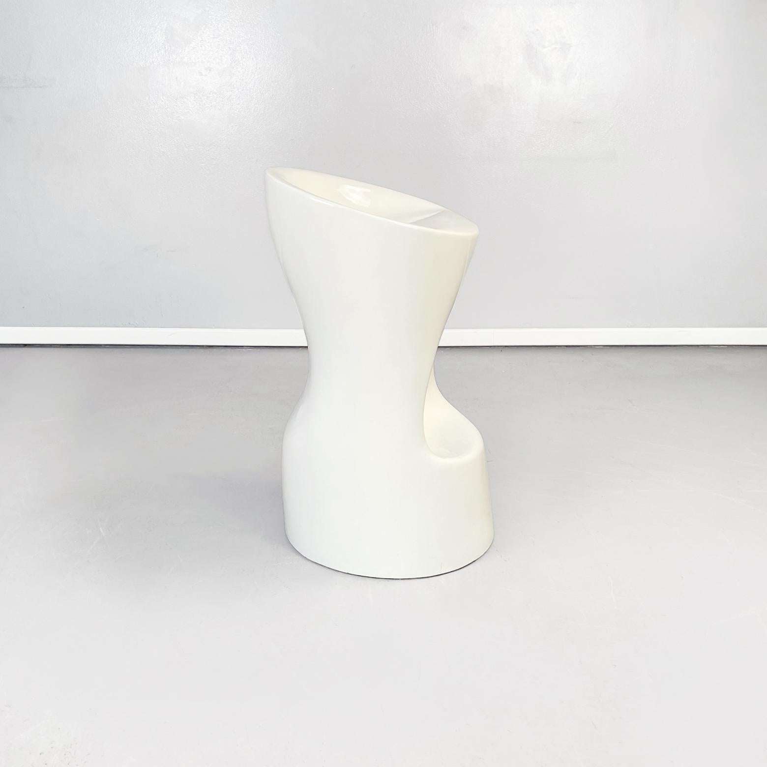 Moderner italienischer Hocker des Space Age mit Fußstütze aus weißem Kunststoff, 2000er Jahre im Zustand „Gut“ im Angebot in MIlano, IT