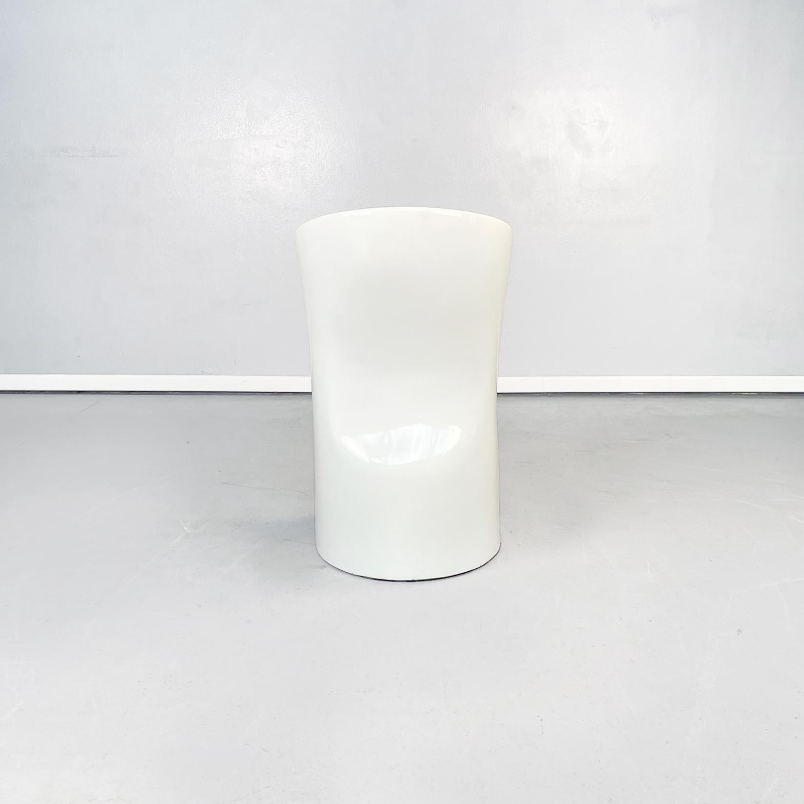 XXIe siècle et contemporain Tabouret italien moderne de l'ère spatiale avec repose-pieds en plastique blanc, années 2000 en vente