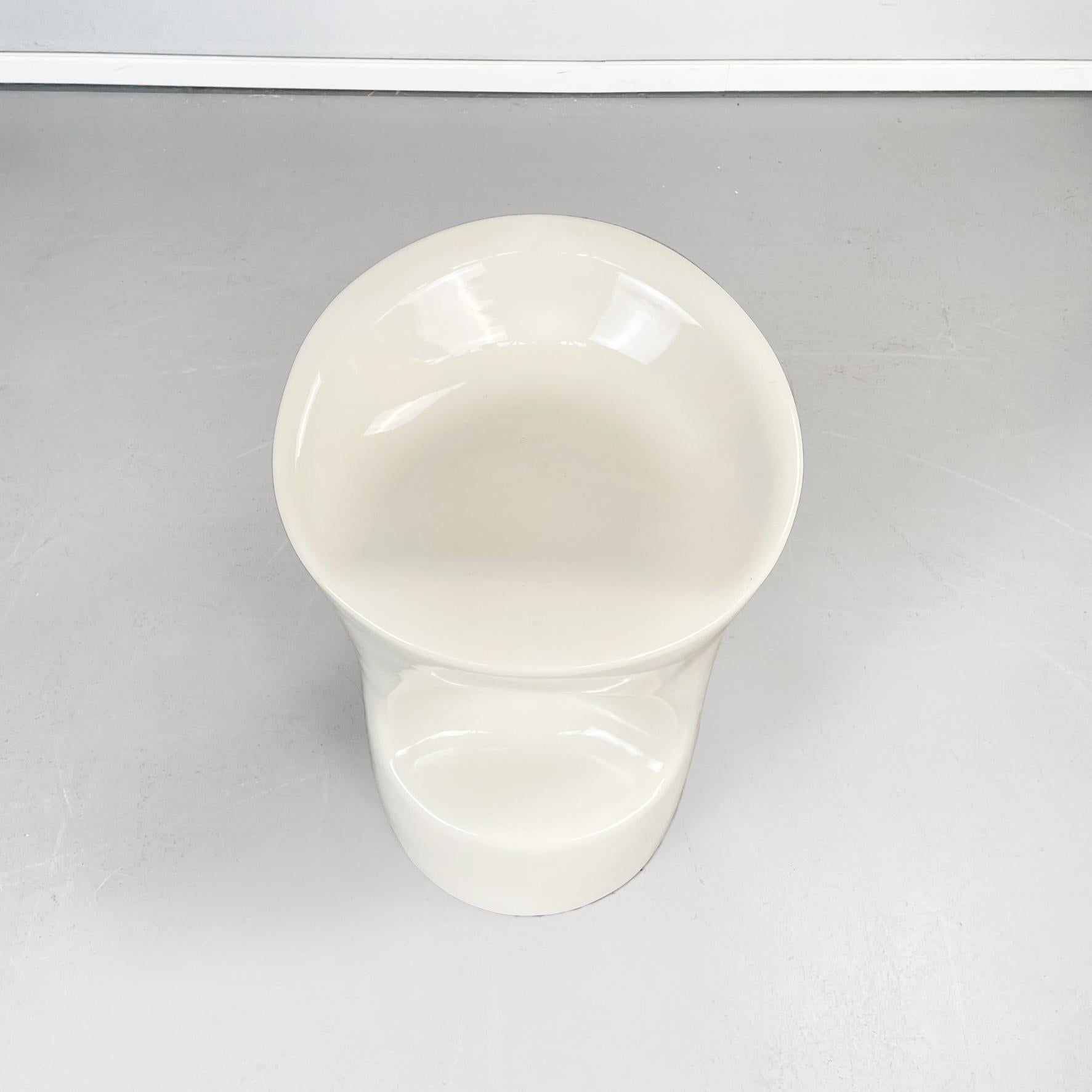 Plastique Tabouret italien moderne de l'ère spatiale avec repose-pieds en plastique blanc, années 2000 en vente
