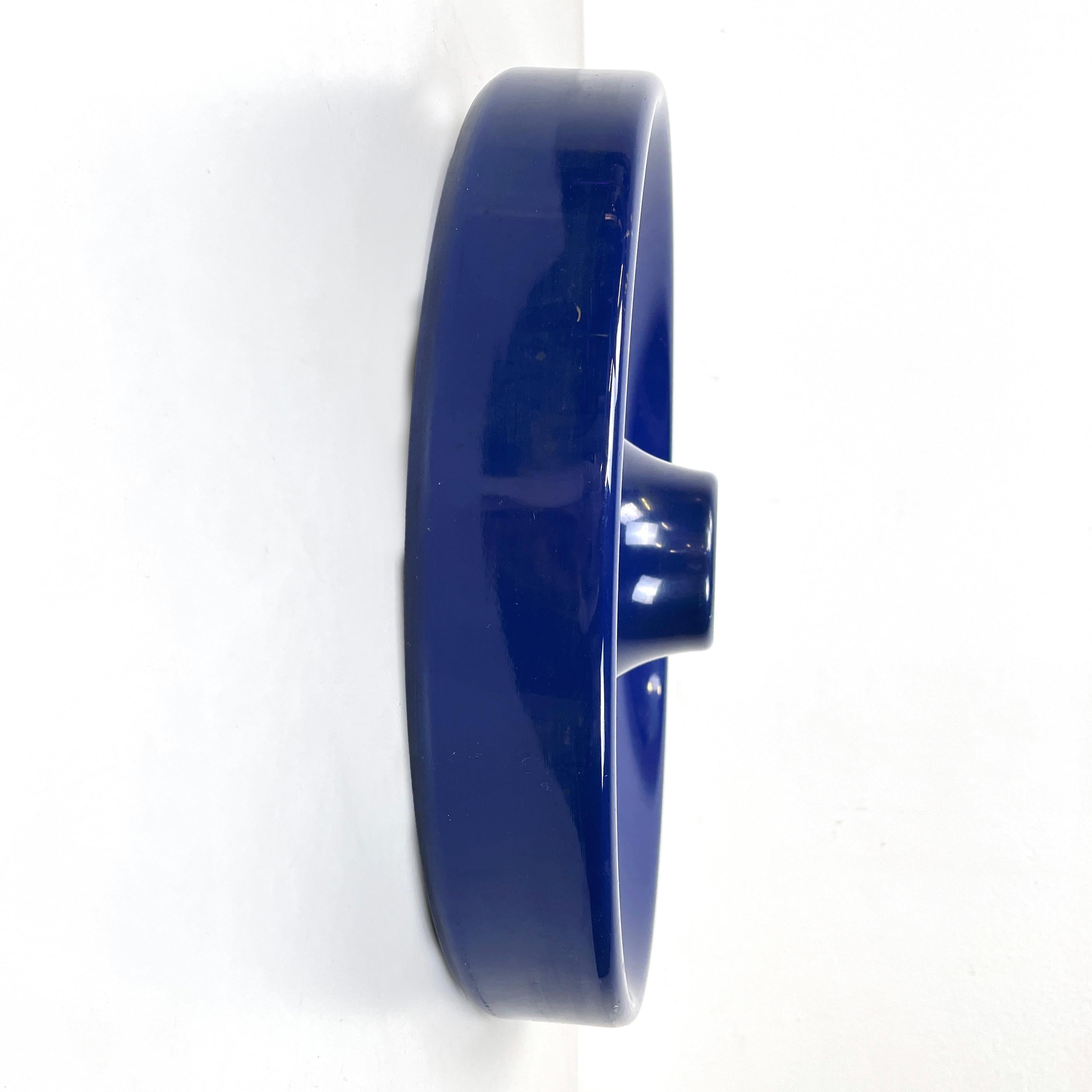 Italian space age modern Wall or ceiling lamp in blue emelled metal, 1980s
Wall or ceiling light with a round base in dark blue emelled metal. The front of the lamp has a convex curvature and a thick rounded profile.
1980 approx.
Good condition,