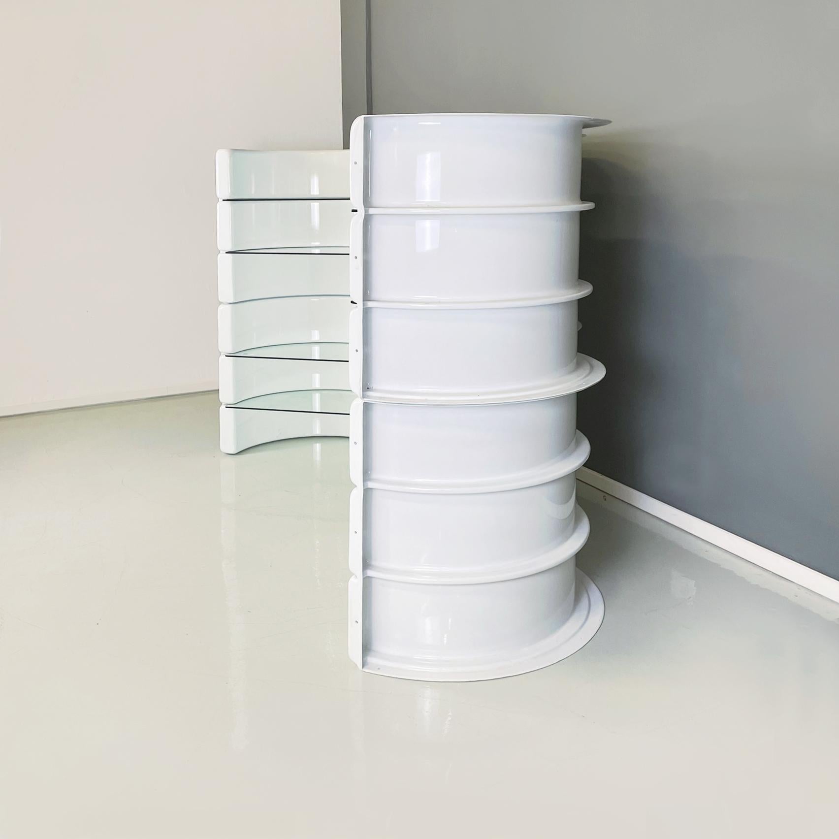 Italian space age Modular bookcase in white fiberglass and glass by Astrarte, 1970s
Modular bookcase with semi-cylinder structure in white fiberglass. The bookcase is made up of 6 modules, which can be positioned as desired (in the photo 2 modules