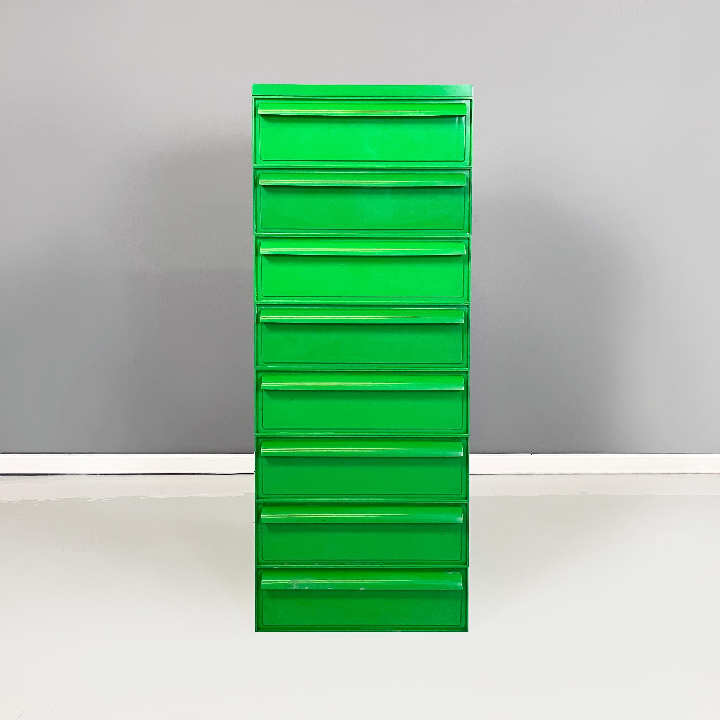 Italian Space Age Modular chest of drawers 4602  by Simon Fussell for Kartell, 1970s
Modular chest of drawers mod. 4602 with a square base, entirely in bright green plastic. On the front it has 8 rectangular drawers with rounded handles.
Produced by