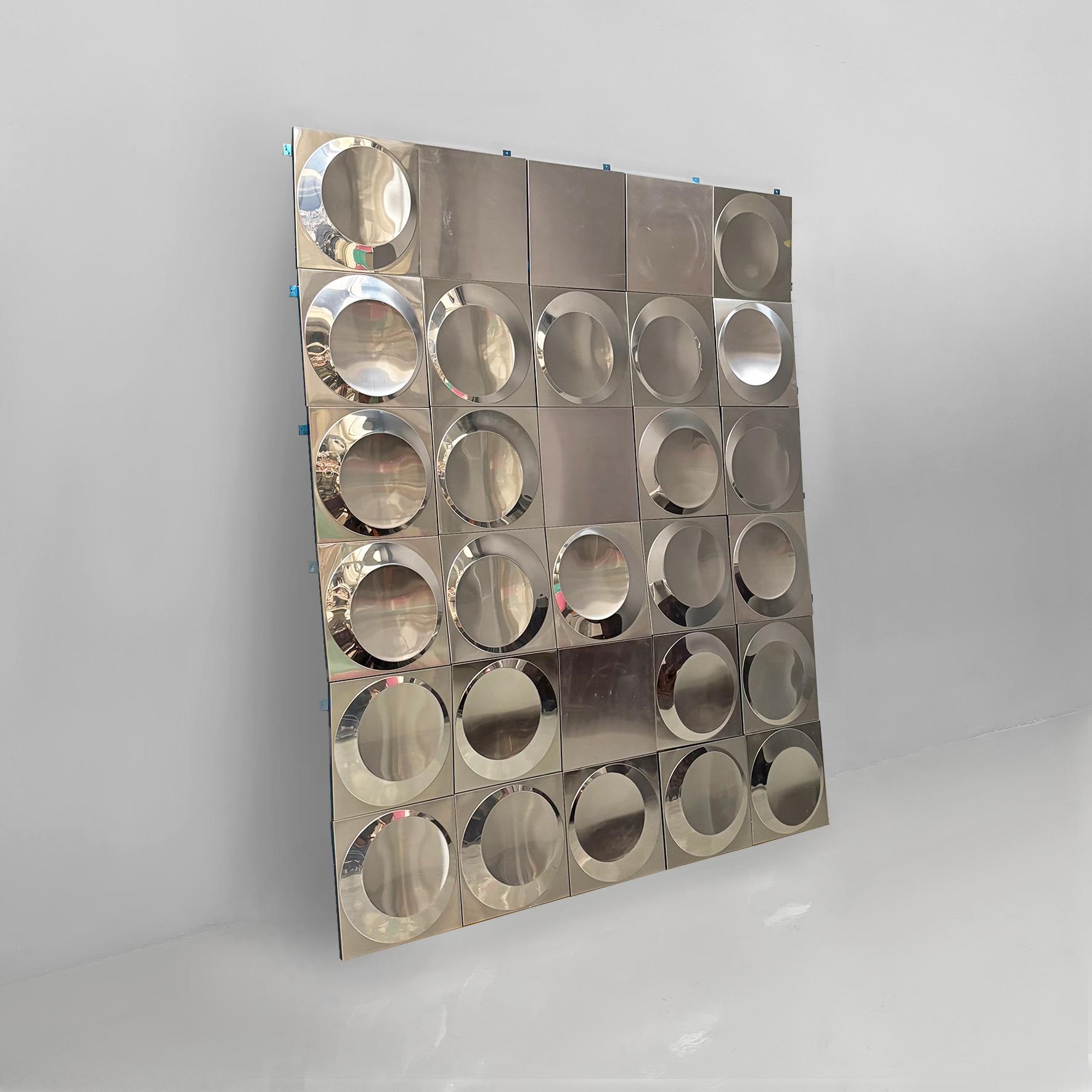 Italienische A Space Age modulare dekorative Aluminiumplatte, 1970er Jahre
Vintage und fantastische dekorative Wandmodule, die aus dreißig quadratischen Aluminiumplatten bestehen. Einige Platten sind schlicht, andere weisen runde, geprägte
