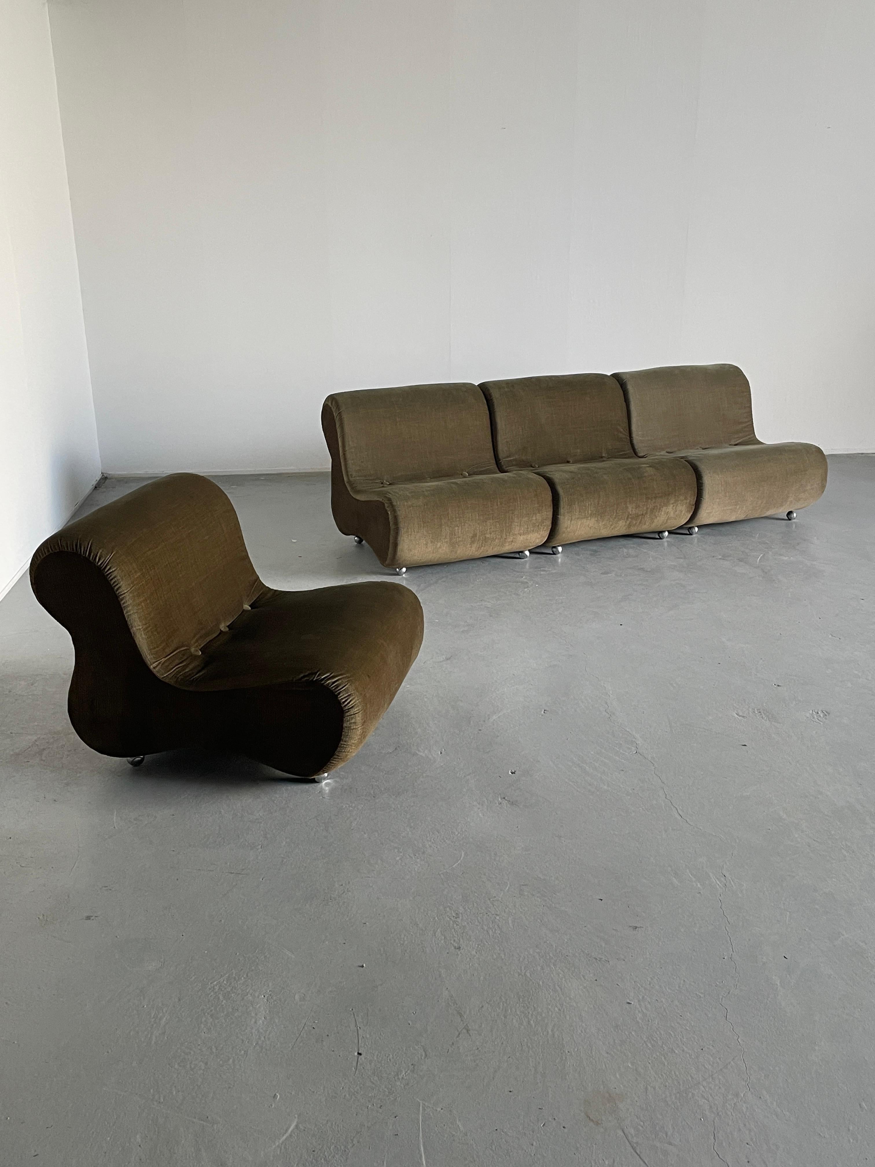 A beautiful Mid-Century-Modern modular seating set consisting of four individual chairs in original brown striped fabric upholstery with chrome wheels.
In the style of Verner Panton modular sofas.

A vintage Italian production, sourced from the