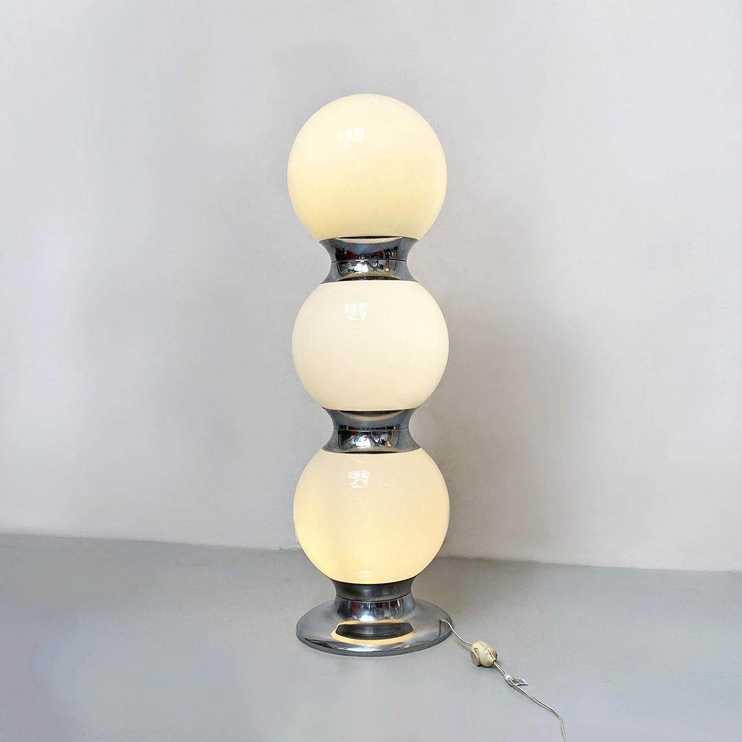 Beautiful Italian Space Age white opaline Murano glass and perfect chromed steel floor lamp, 1970s
This fantastic space age floor lamp composed of three opal glass spheres connected and held together by chromed steel rings that complete the