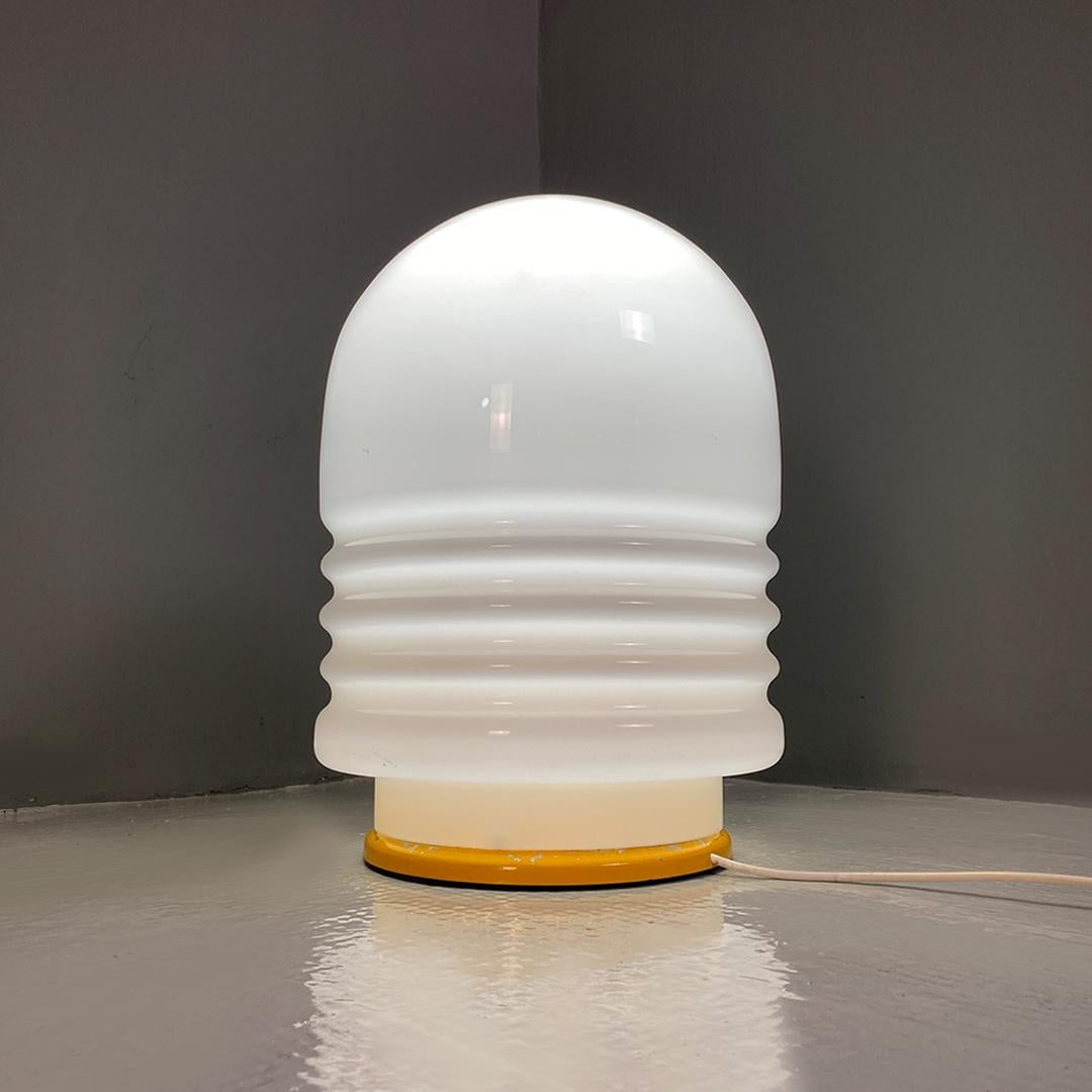 Lampe de table ou lampadaire italienne de l'ère spatiale en verre opalin et métal jaune, 1970 en vente 5