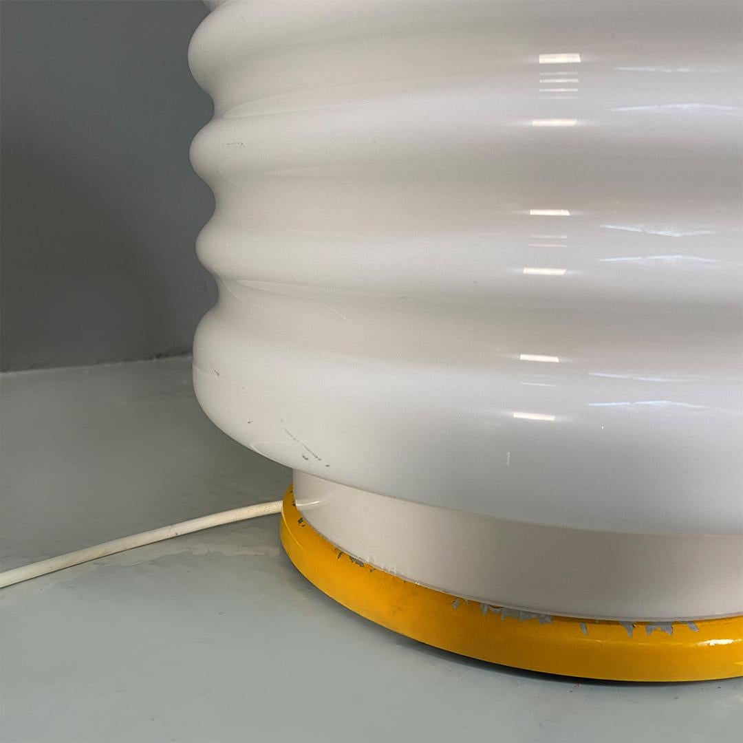 Fin du 20e siècle Lampe de table ou lampadaire italienne de l'ère spatiale en verre opalin et métal jaune, 1970 en vente