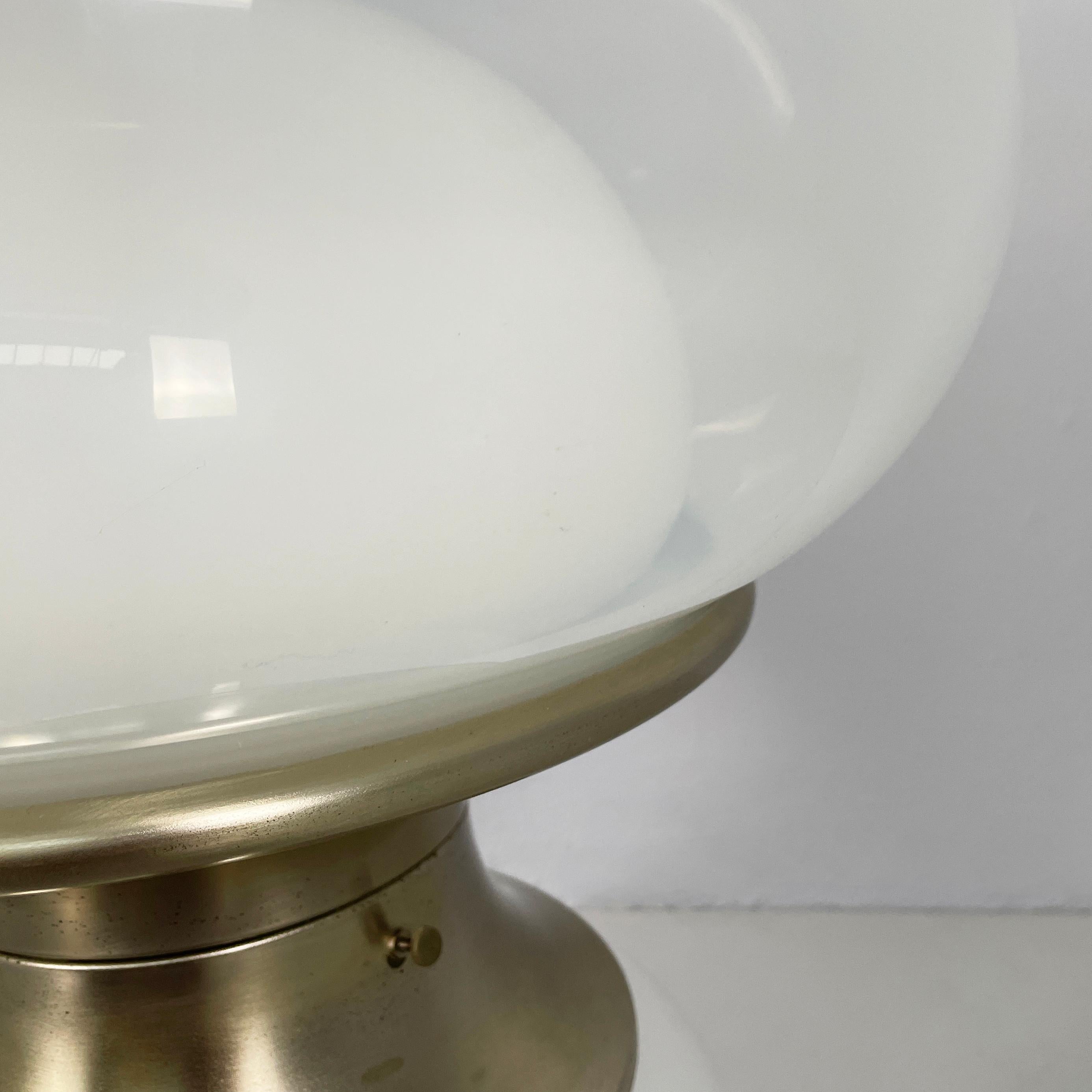 Lampada da tavolo italiana in vetro opalino dell'era spaziale di Carlo Nason per  Selenova, anni '70 3