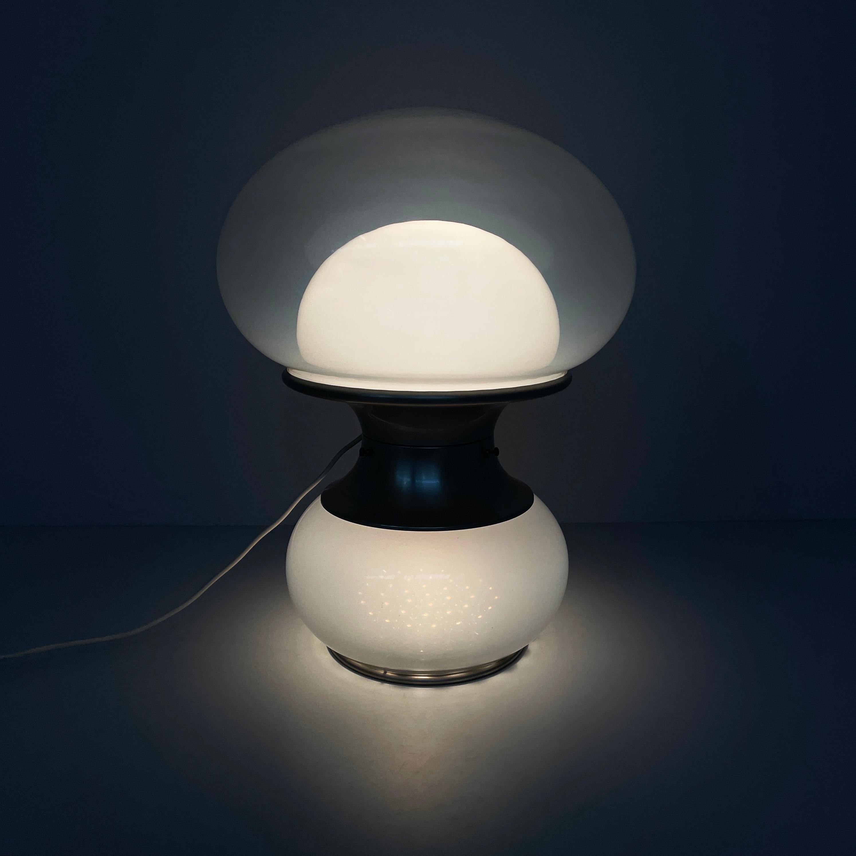 Lampada da tavolo italiana in vetro opalino dell'era spaziale di Carlo Nason per  Selenova, anni '70
Lampada da tavolo con doppio diffusore in vetro trasparente e opalino. Il diffusore superiore ha una cupola interna in vetro opalino e una esterna