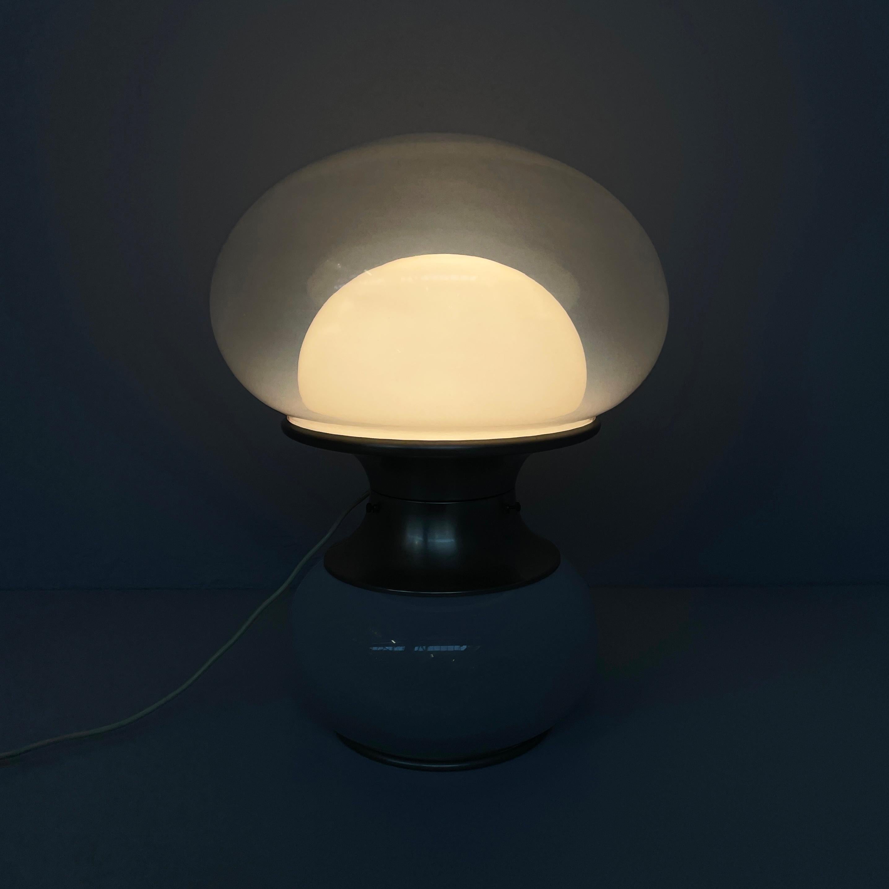 Italiano Lampada da tavolo italiana in vetro opalino dell'era spaziale di Carlo Nason per  Selenova, anni '70