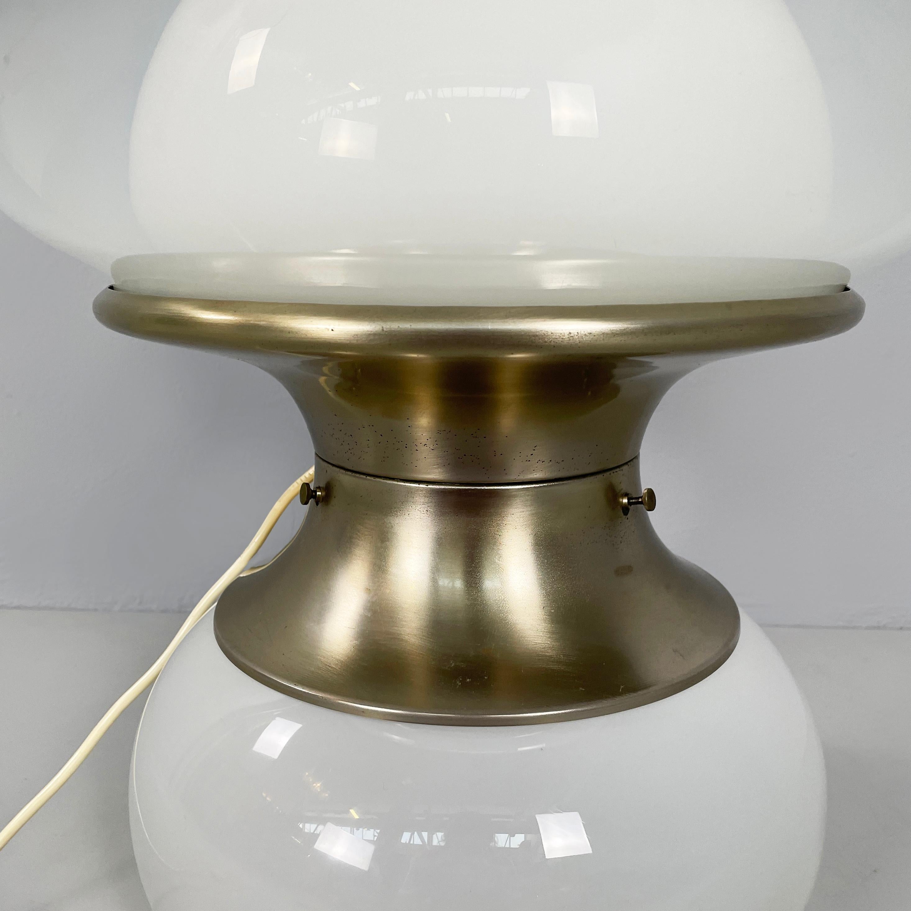 Lampada da tavolo italiana in vetro opalino dell'era spaziale di Carlo Nason per  Selenova, anni '70 2
