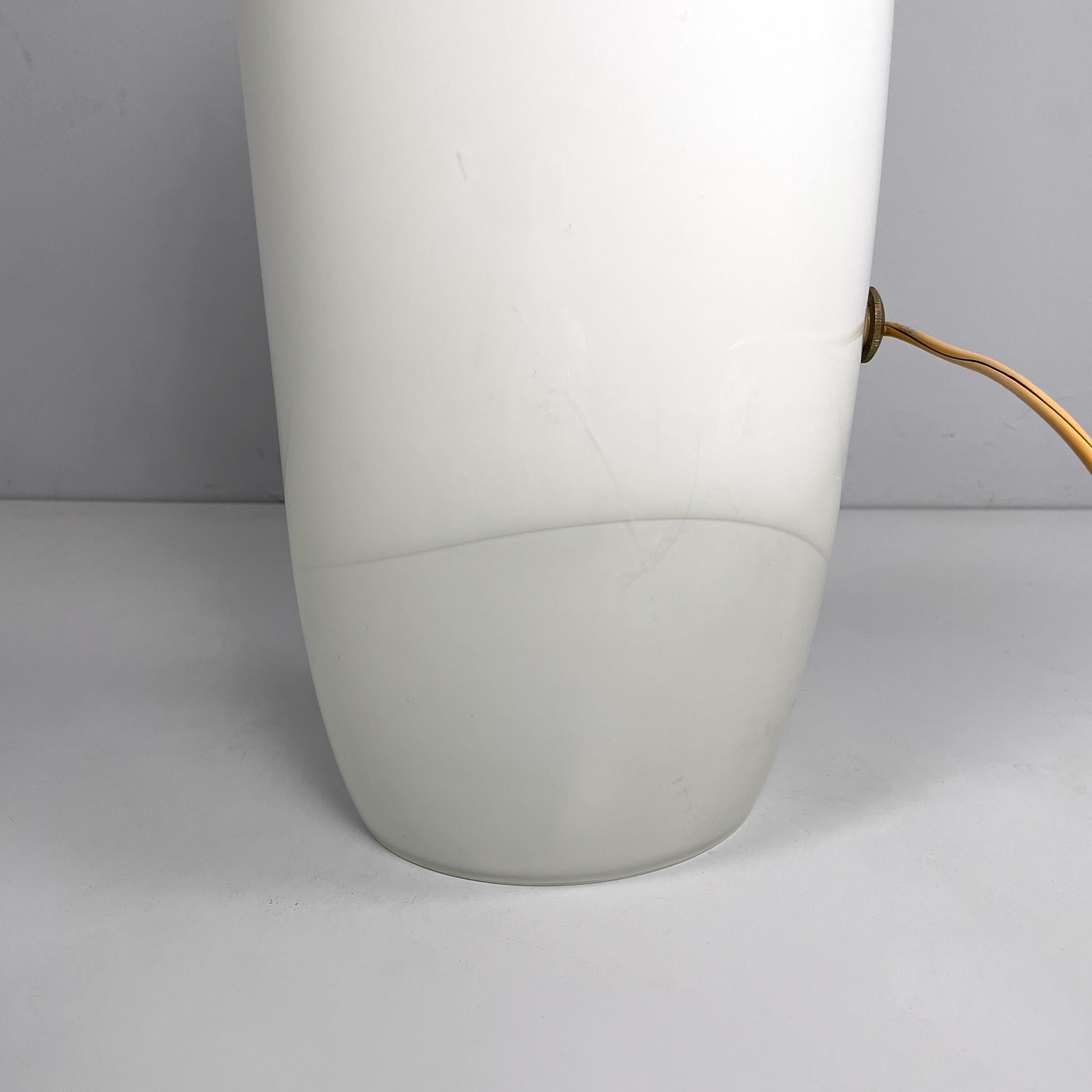 Lampe de table italienne en verre opalin de l'ère spatiale par Vistosi, 1970 en vente 4