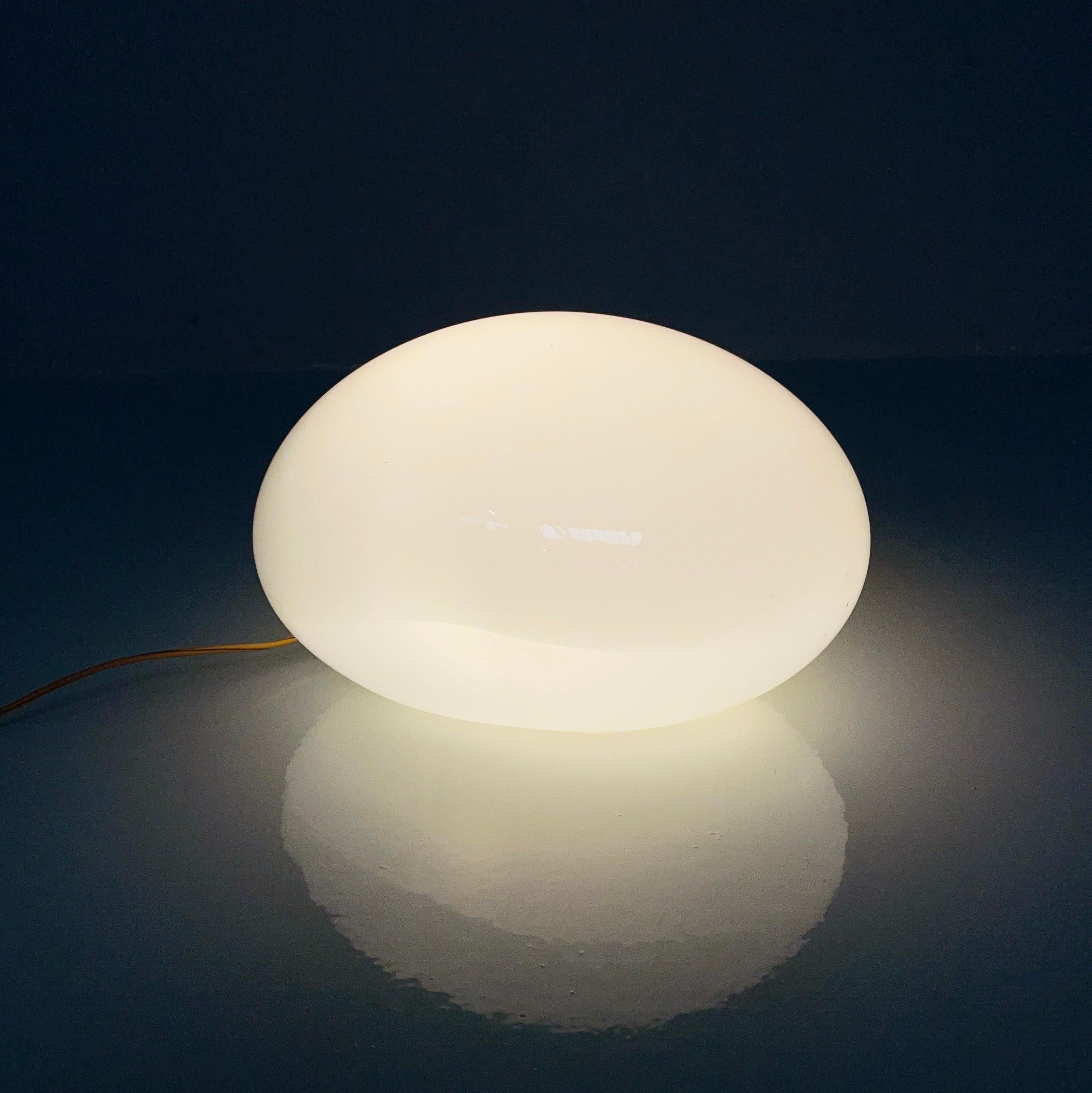 Italian space age opaline glass table lamp by Vistosi, 1970s
Fantastic table lamp with an oval base in opaline glass. The rounded shape has a slight curvature on one side. At the base there is a decorative opaline glass band. Belonging to the Space