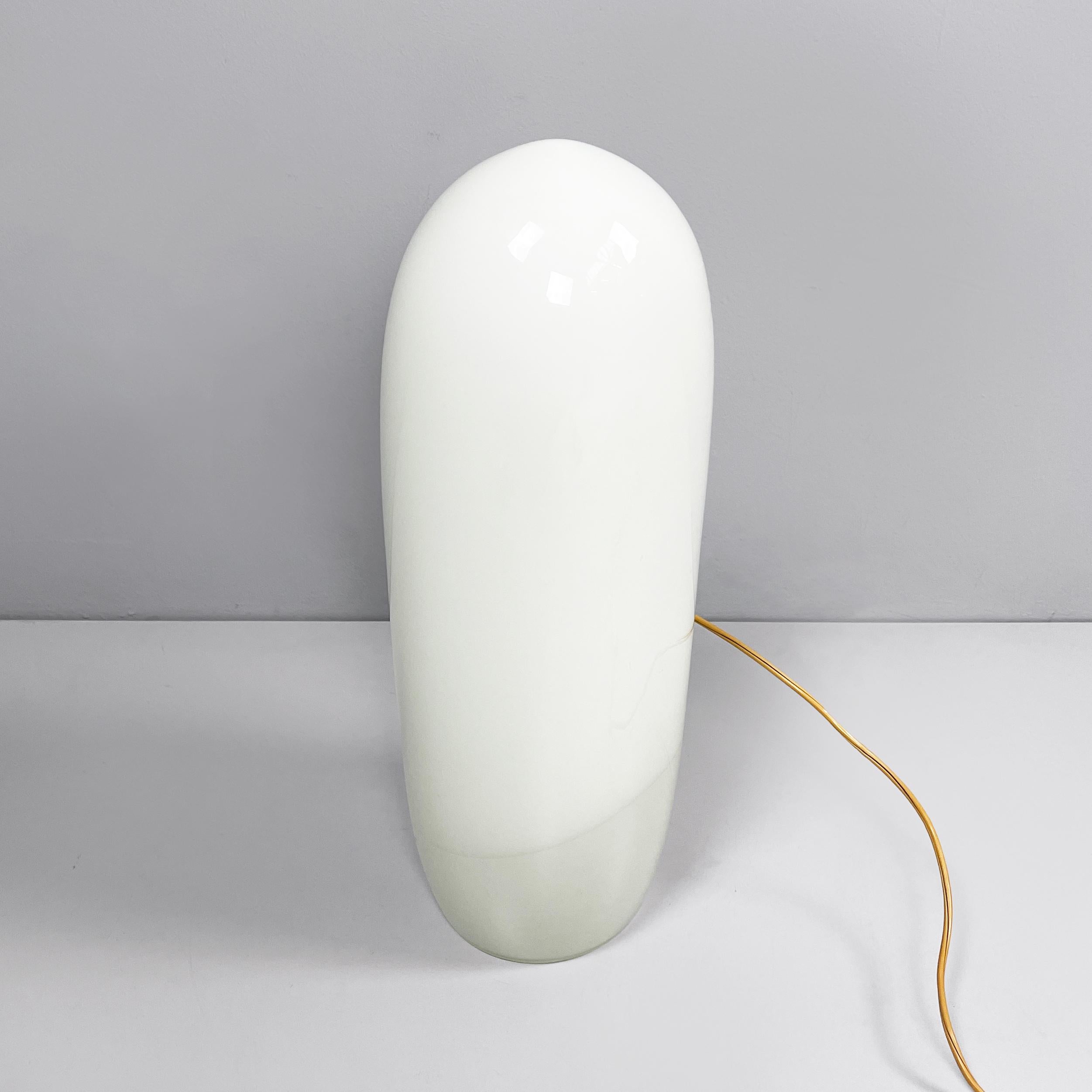 Ère spatiale Lampe de table italienne en verre opalin de l'ère spatiale par Vistosi, 1970 en vente