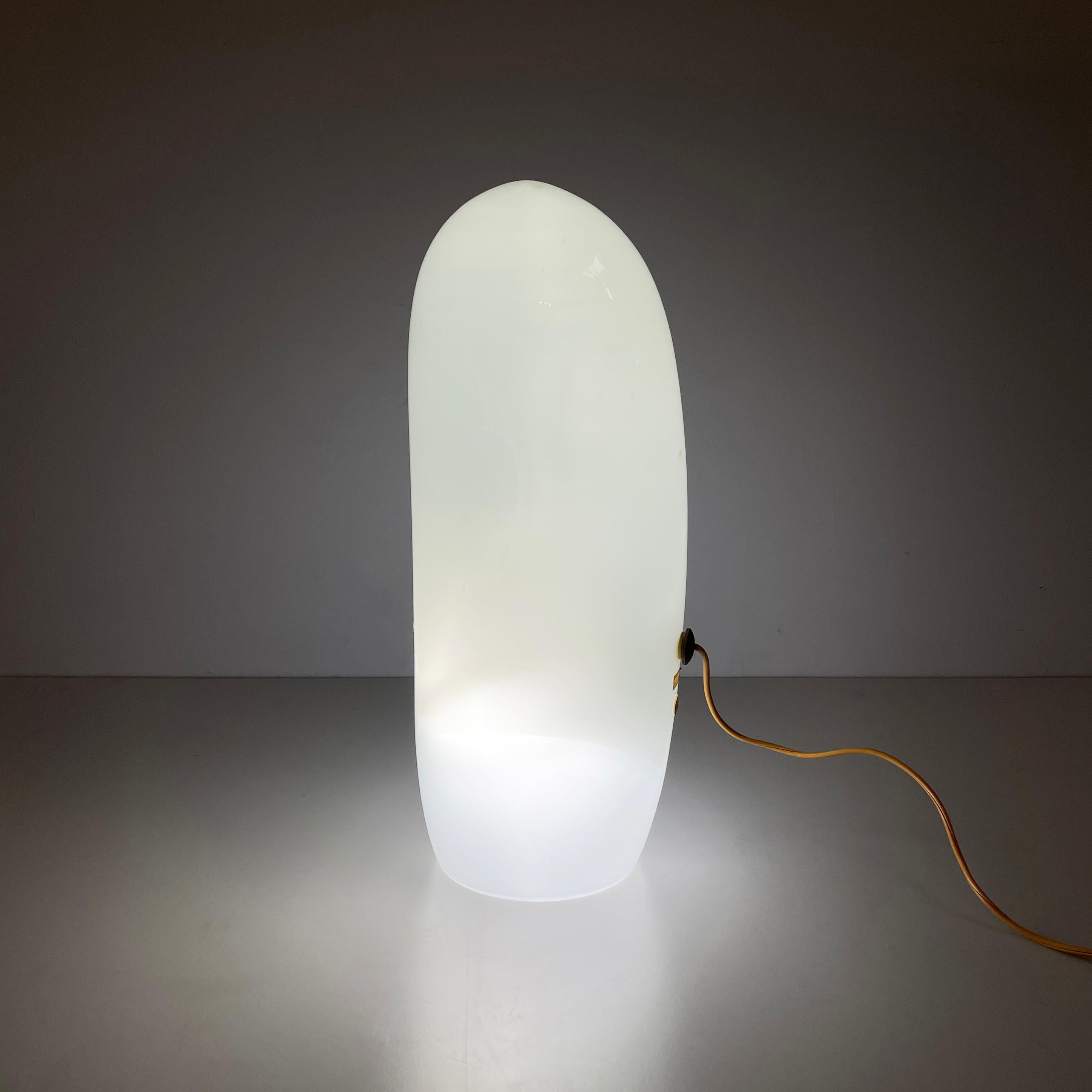 Lampe de table italienne en verre opalin de l'ère spatiale par Vistosi, 1970 Bon état - En vente à MIlano, IT