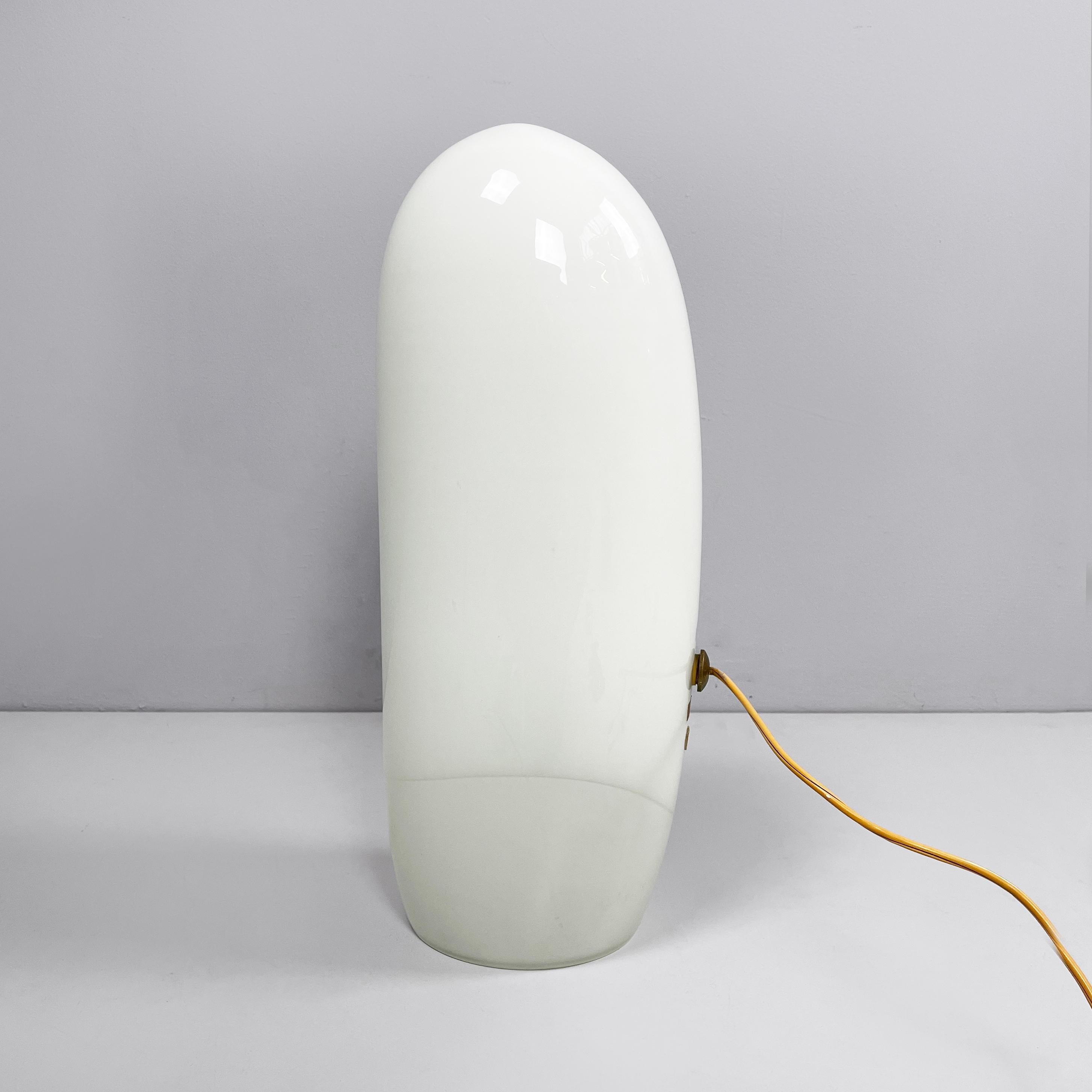 Fin du 20e siècle Lampe de table italienne en verre opalin de l'ère spatiale par Vistosi, 1970 en vente