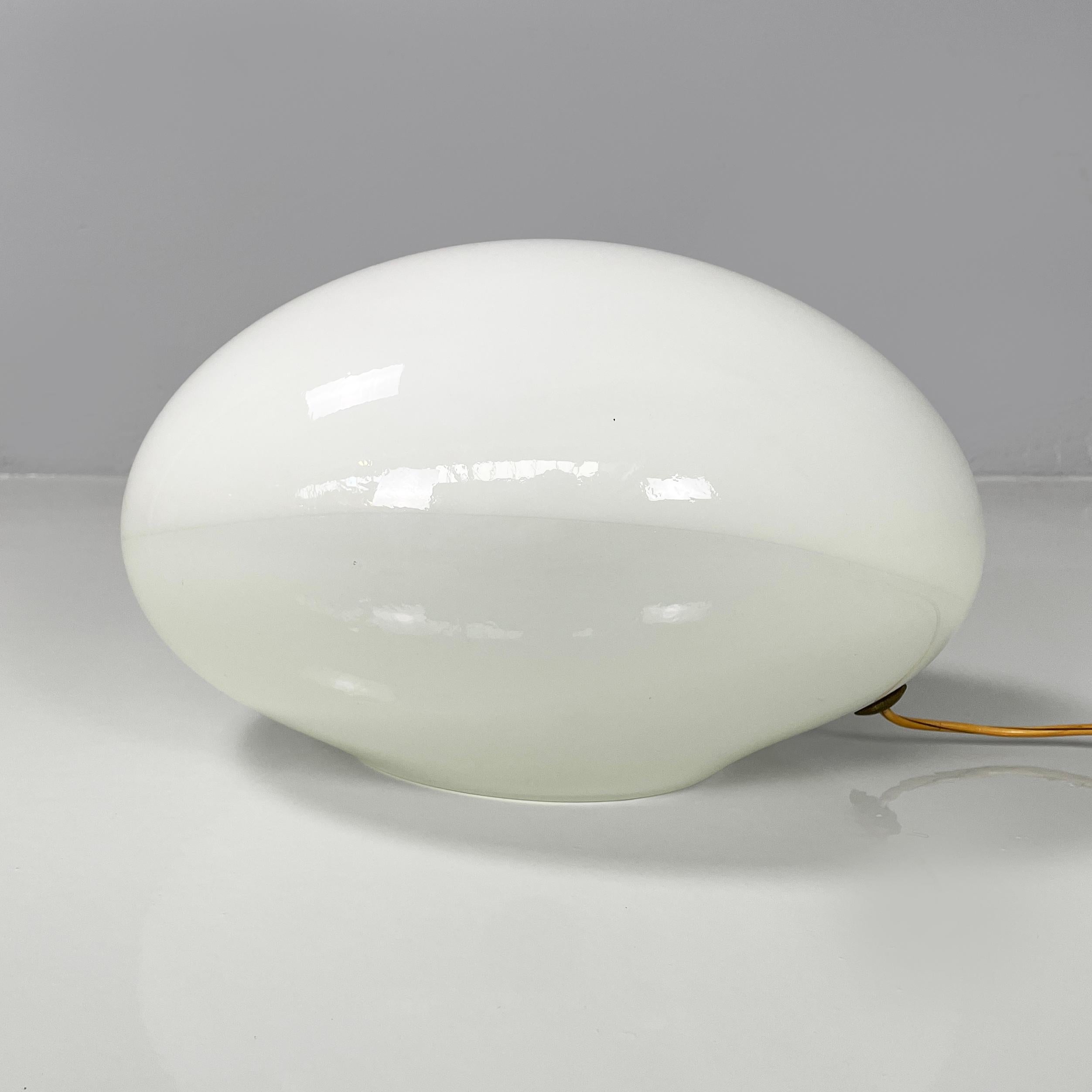 Italian space age opaline glass table lamp by Vistosi, 1970s In condizioni buone in vendita a MIlano, IT