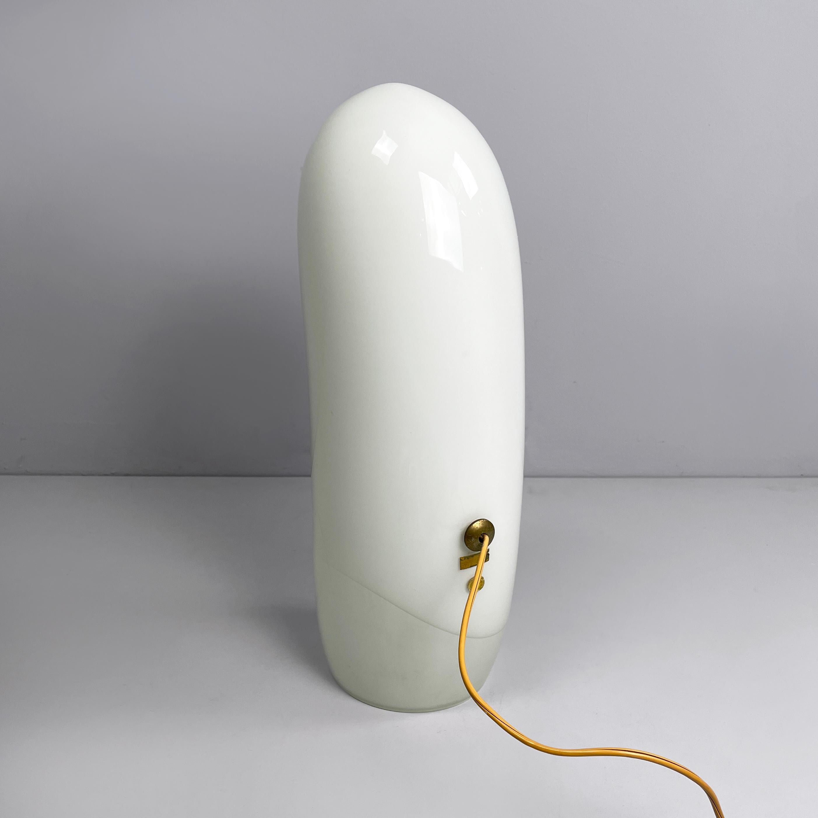 Verre opalin Lampe de table italienne en verre opalin de l'ère spatiale par Vistosi, 1970 en vente