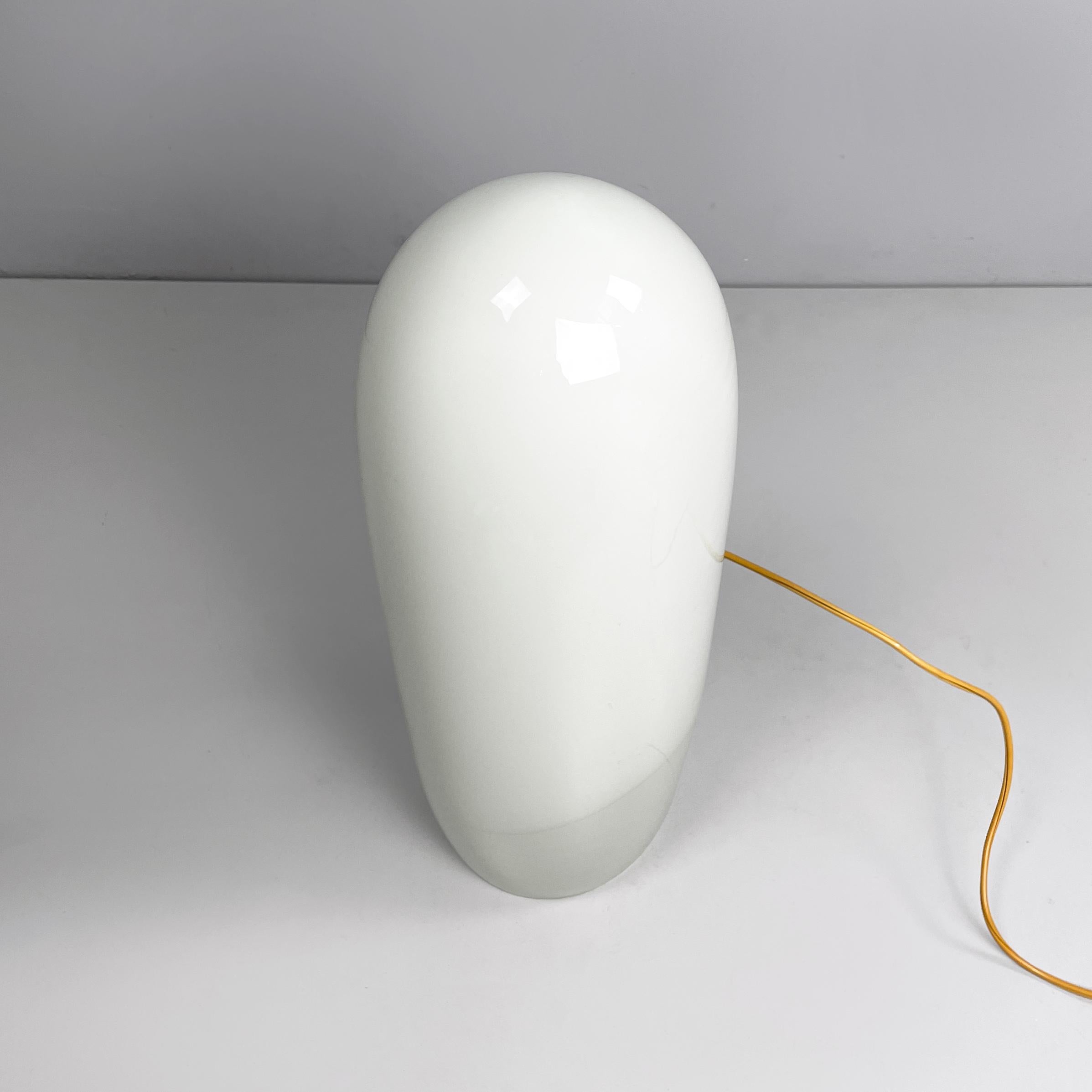 Lampe de table italienne en verre opalin de l'ère spatiale par Vistosi, 1970 en vente 1
