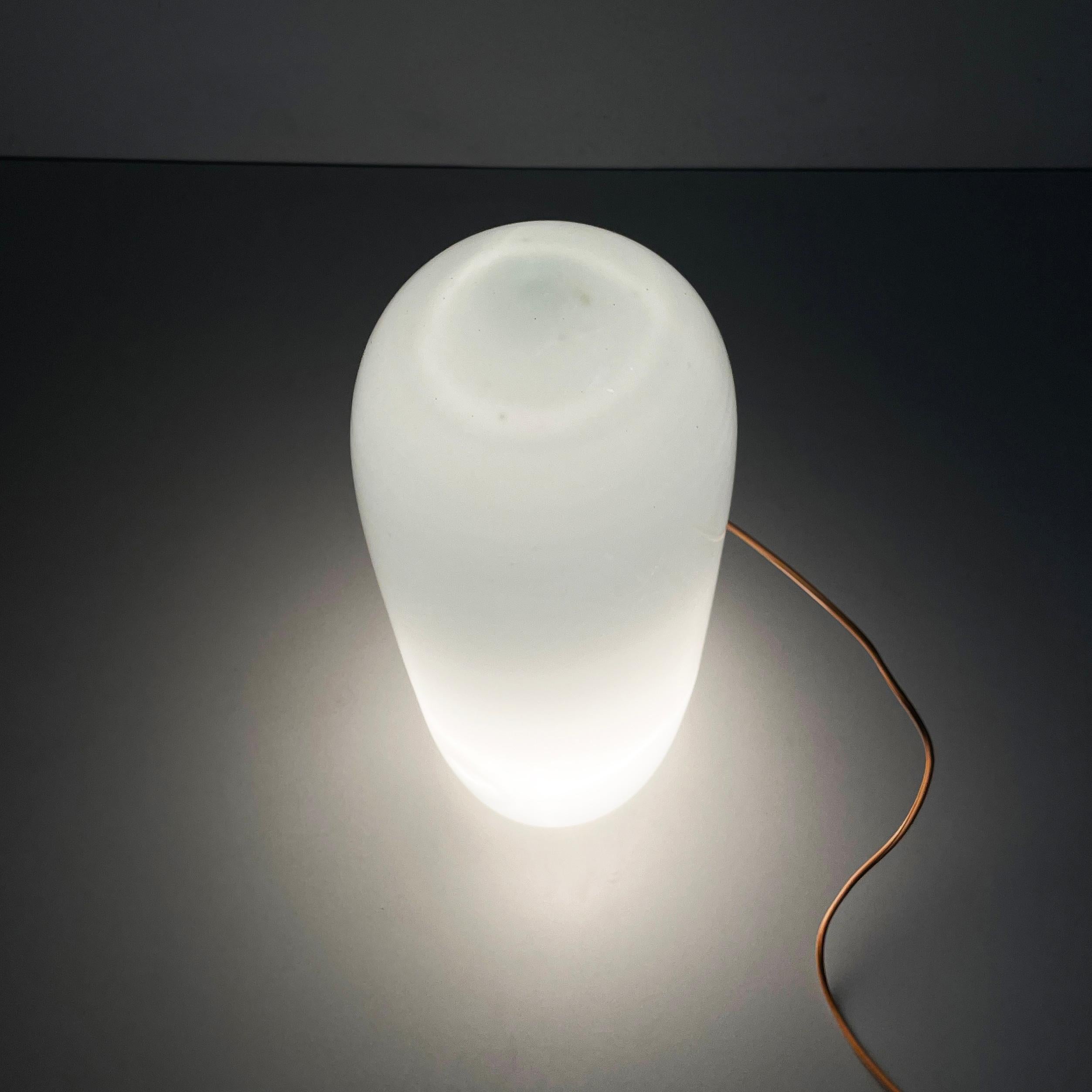 Lampe de table italienne en verre opalin de l'ère spatiale par Vistosi, 1970 en vente 2
