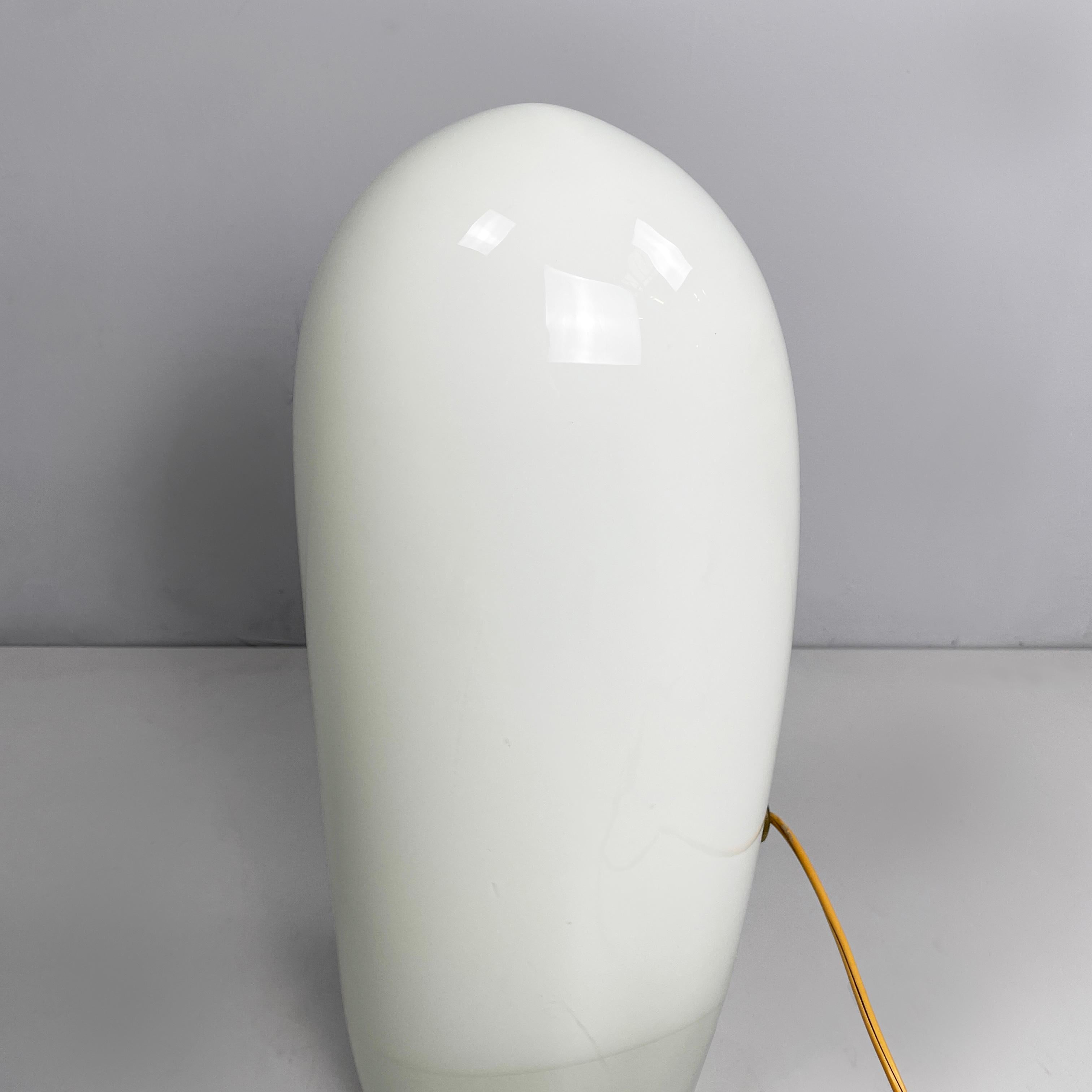 Lampe de table italienne en verre opalin de l'ère spatiale par Vistosi, 1970 en vente 3