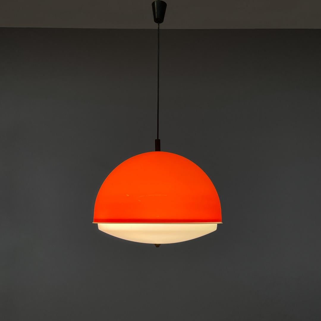 Italian Space Age orange and white plastic chandelier, 1970s
Round base chandelier with orange plastic dome diffuser. The lower part is made of white plastic. Conical ceiling attachment in black metal and in correspondence with the central cable