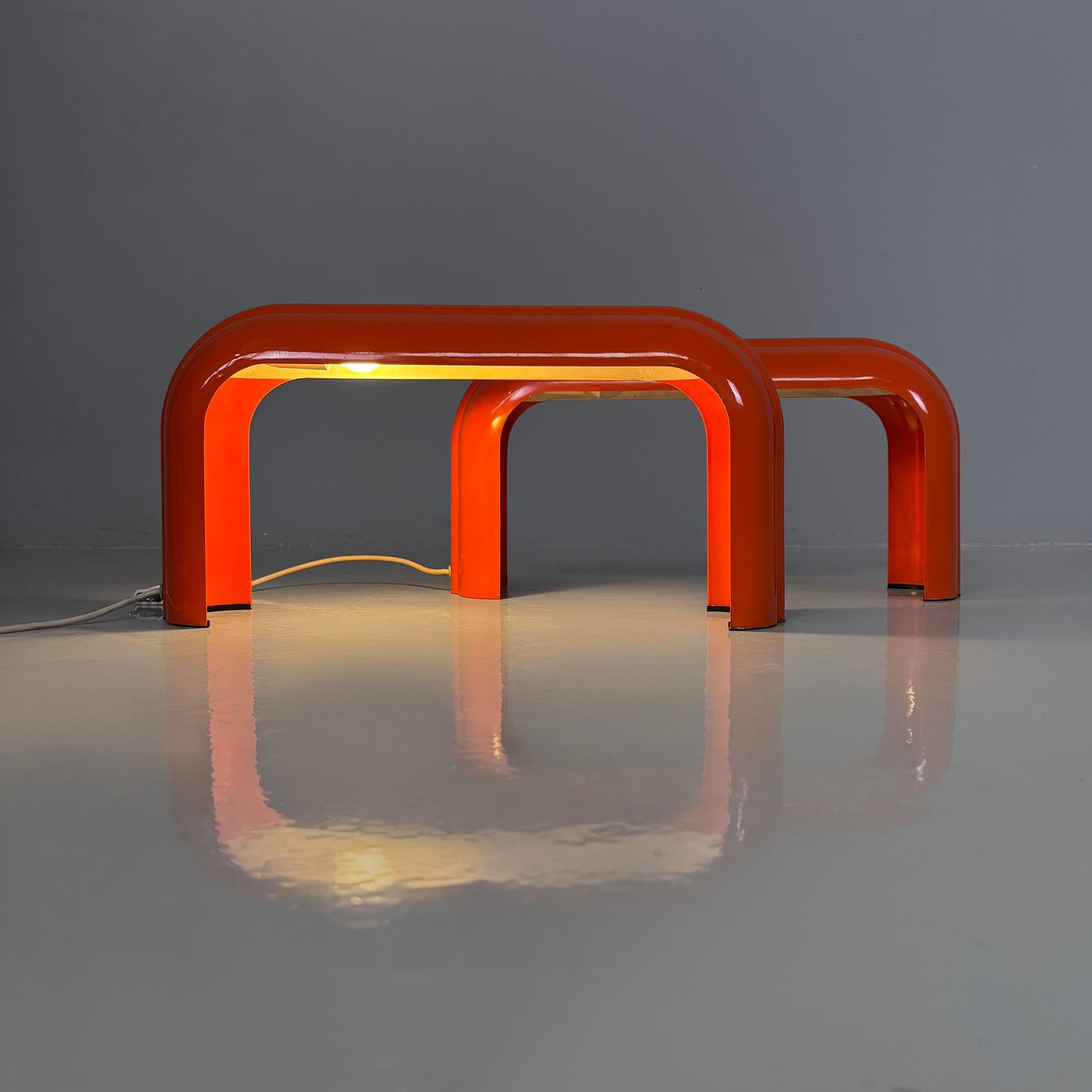 Italienische Space Age Tischleuchte aus orangefarbenem Metall Eco von Luciano Annichini für Artemide, 1970er Jahre
Paar fantastische Tischlampen Modell Eco aus Metall, mit orangefarbenem Äußeren und weißem Inneren. Die Struktur besteht aus einem