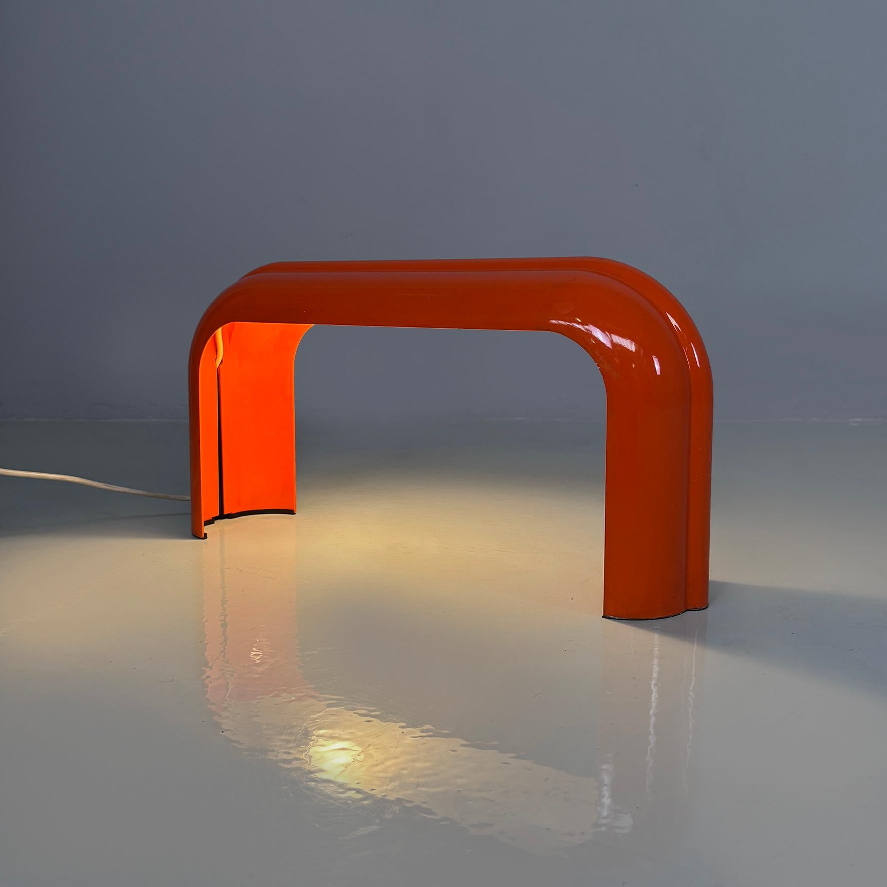 Italienische Space Age Tischleuchte aus orangefarbenem Metall Eco von Annichini für Artemide, 1970er Jahre (Ende des 20. Jahrhunderts) im Angebot