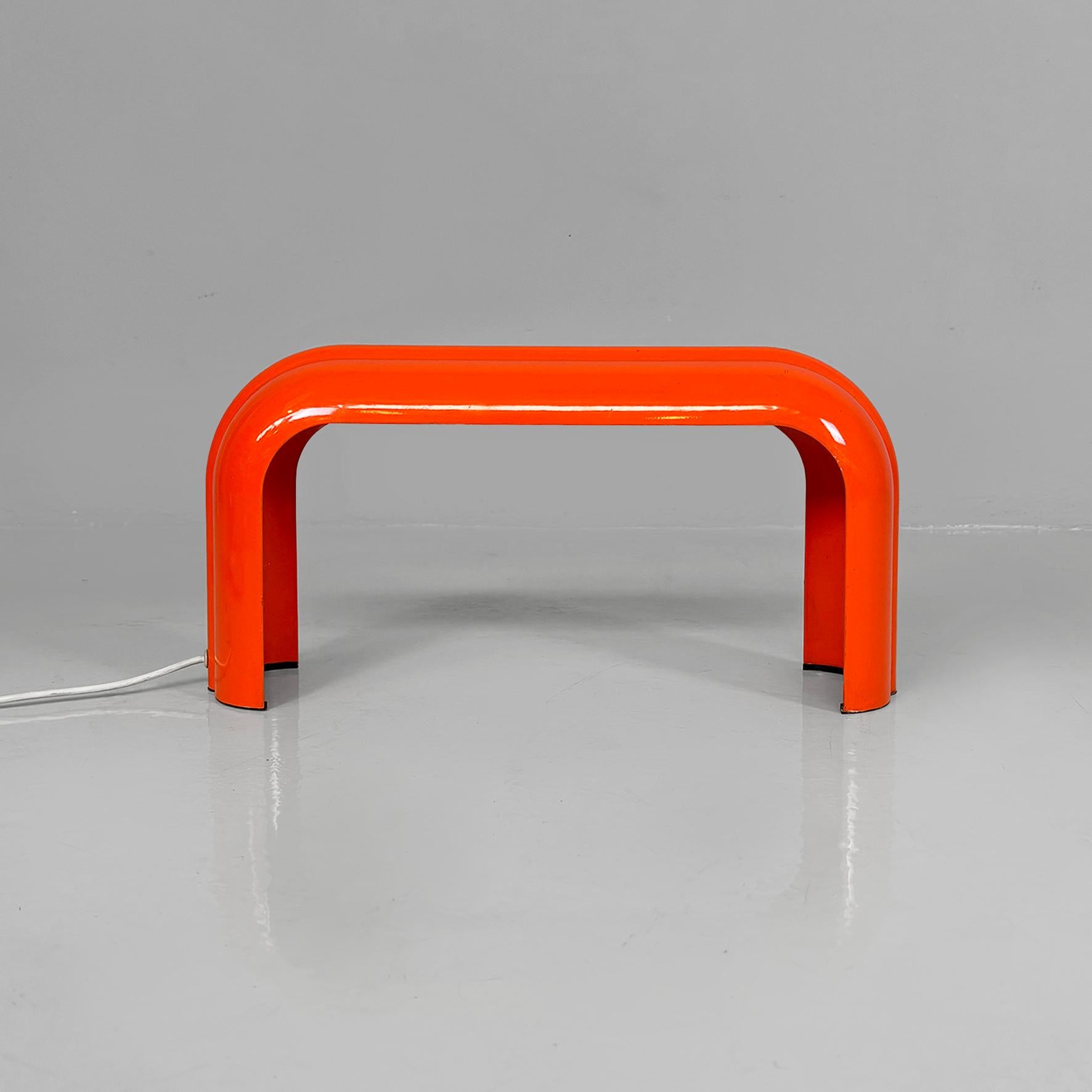 Italienische Space Age Tischleuchte aus orangefarbenem Metall Eco von Annichini für Artemide, 1970er Jahre im Angebot 1