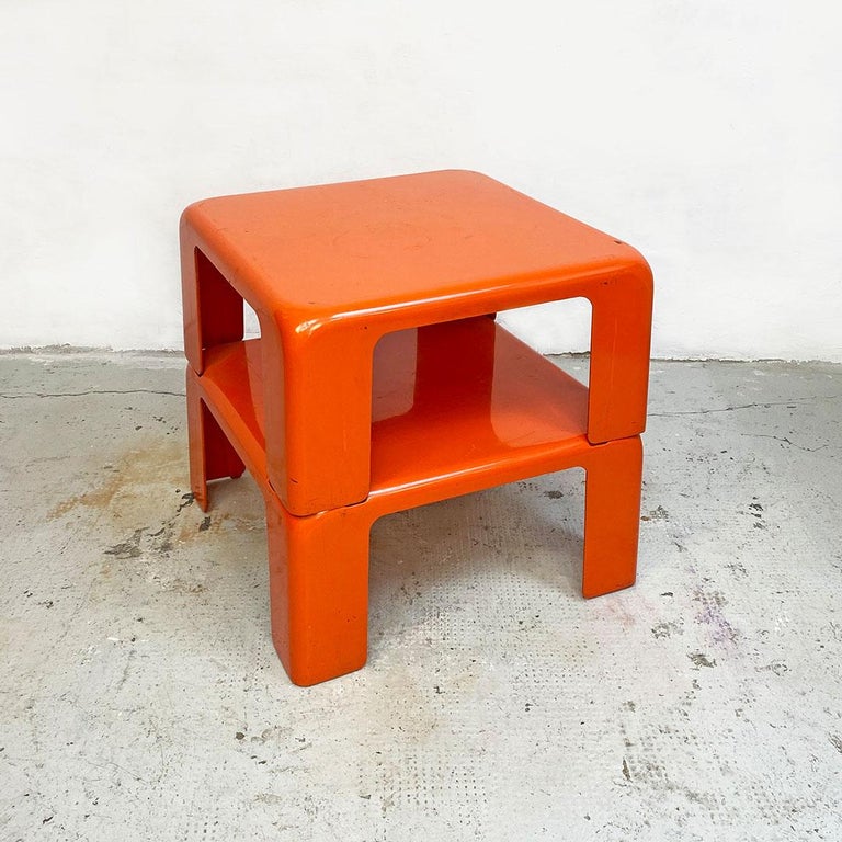 Italian Space Age orange plastic 4 Gatti table by Mario Bellini for B&B, 1970s
Pair of quare coffee tables 4 Gatti in orange plastic, stackable through the holes on the perimeter of the top.
Produced by B&B in 1970 ca. and designed by Mario