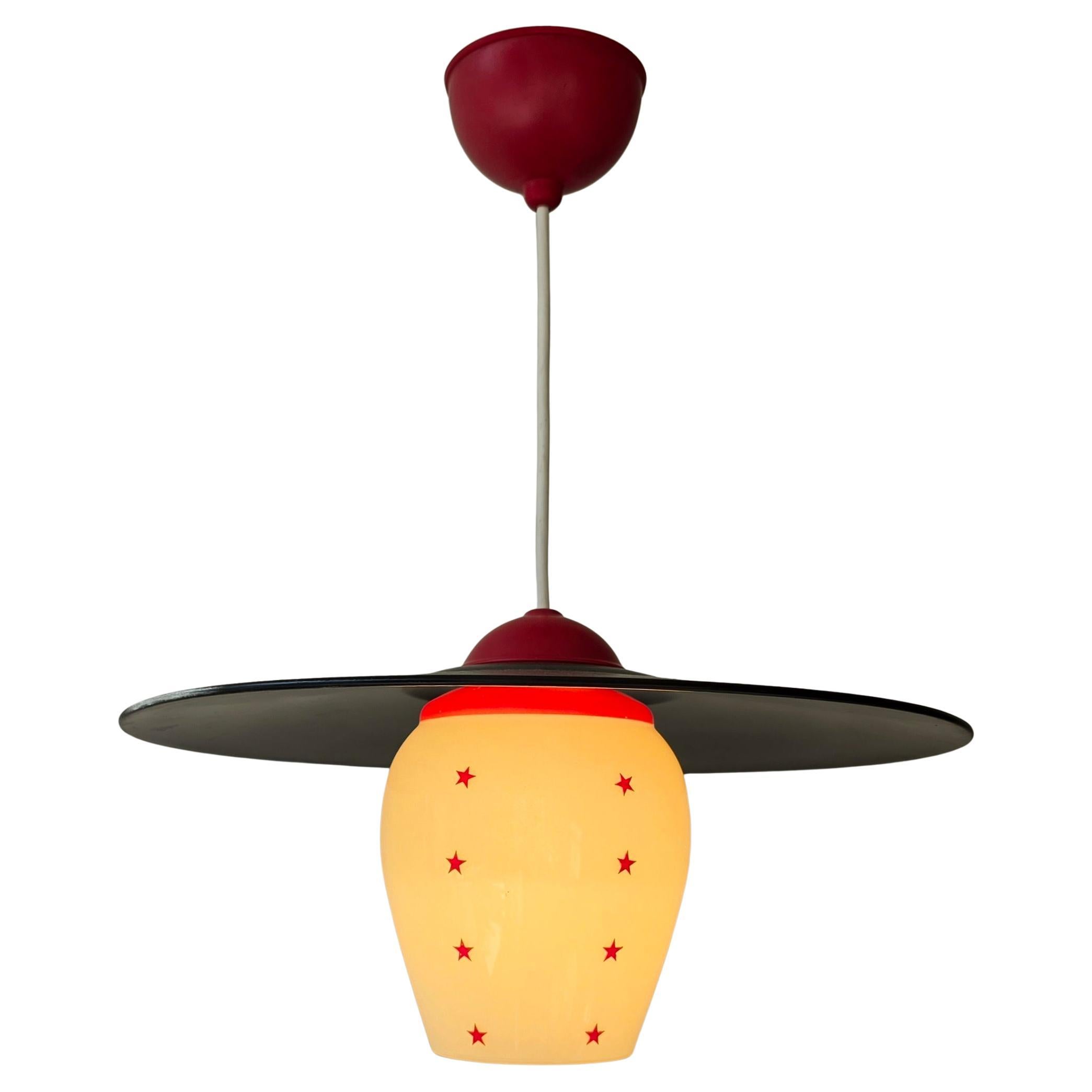 Lampada a sospensione italiana A Space Age con vetro opalino e motivo a stella rossa, anni '50

Lampada a sospensione italiana degli anni '50, caratterizzata da un paralume in vetro opalino decorato con motivi di stelle rosse e da un ampio disco in