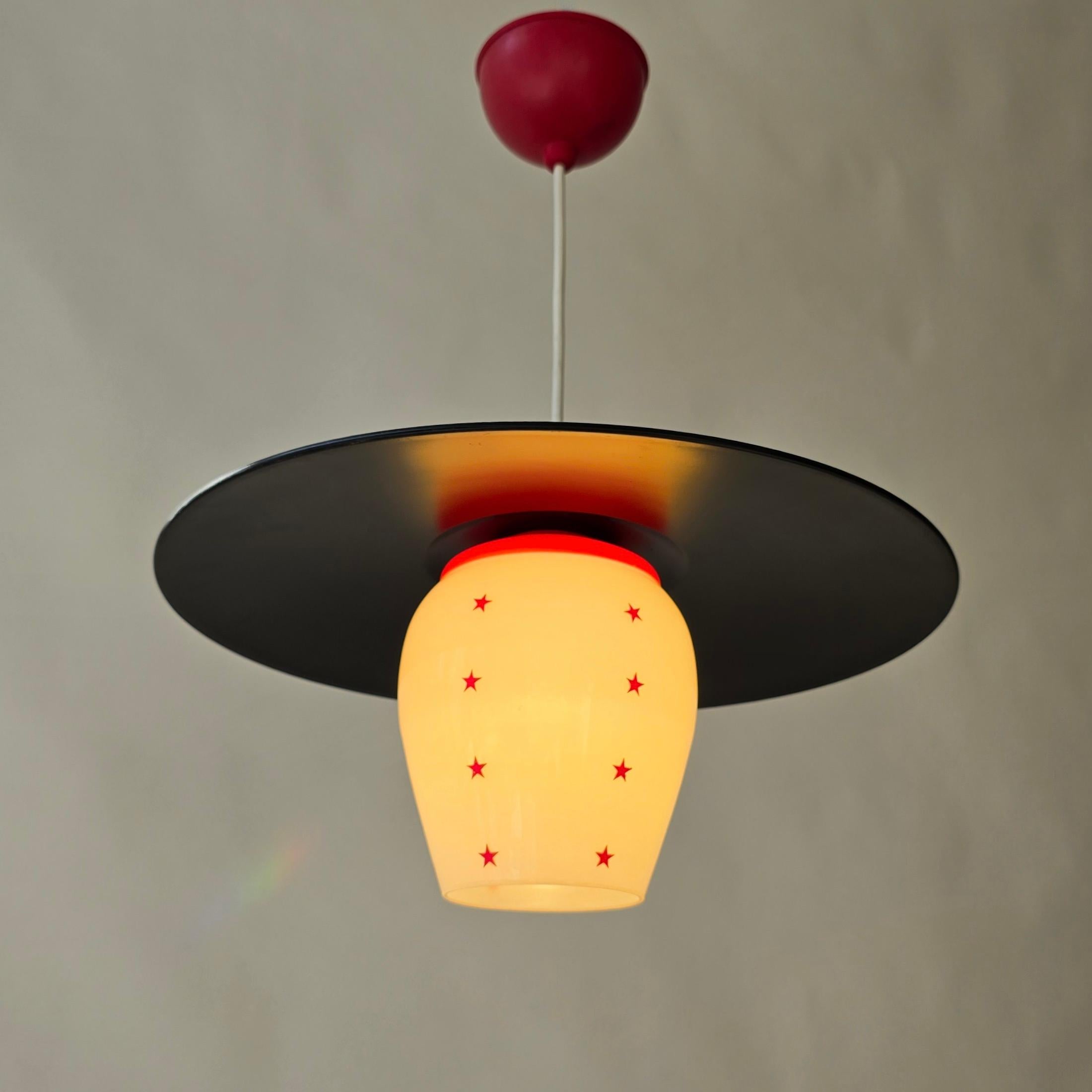 Europeo Lampada a sospensione italiana A Space Age con vetro opalino e motivo a stella rossa, anni '50 in vendita