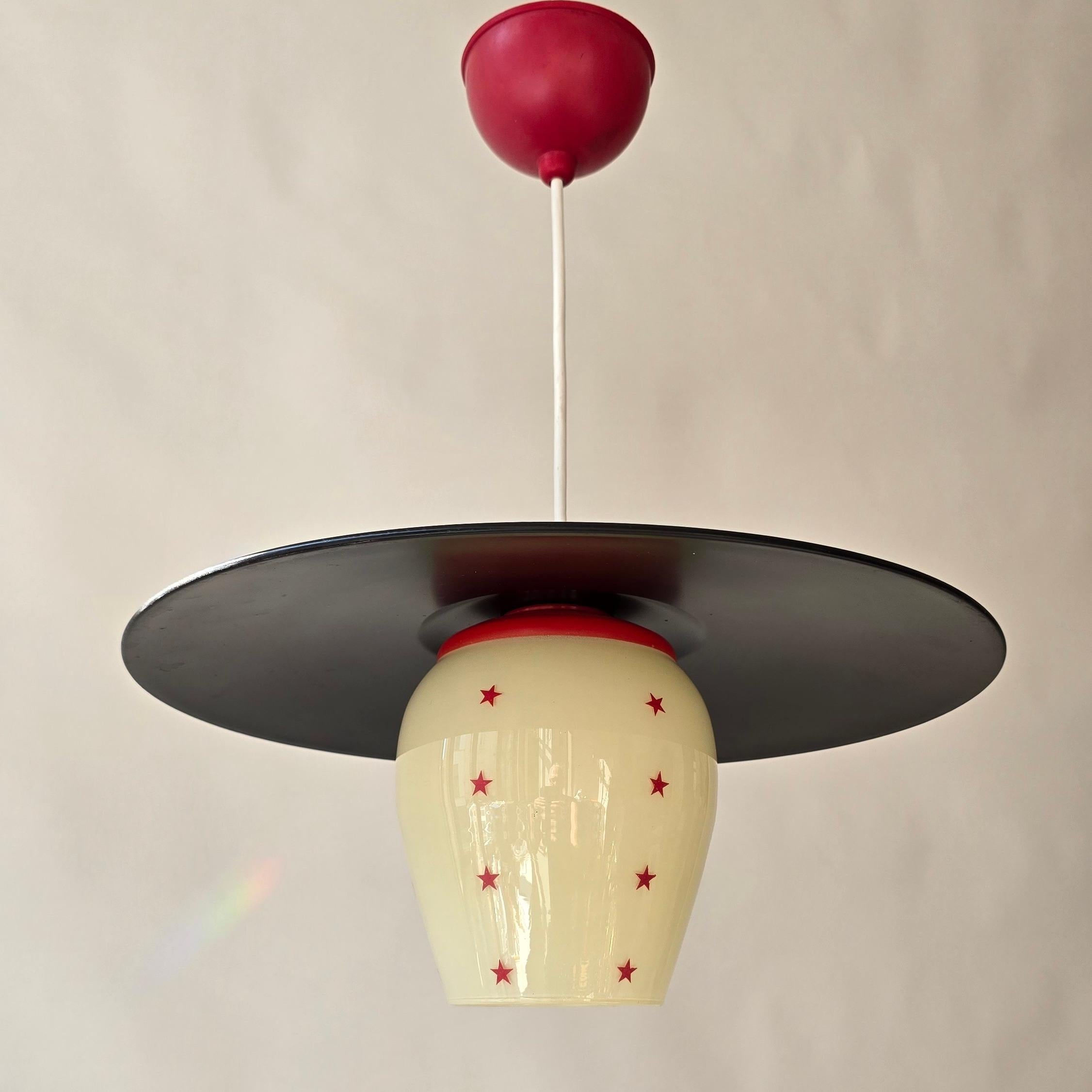 XX secolo Lampada a sospensione italiana A Space Age con vetro opalino e motivo a stella rossa, anni '50 in vendita