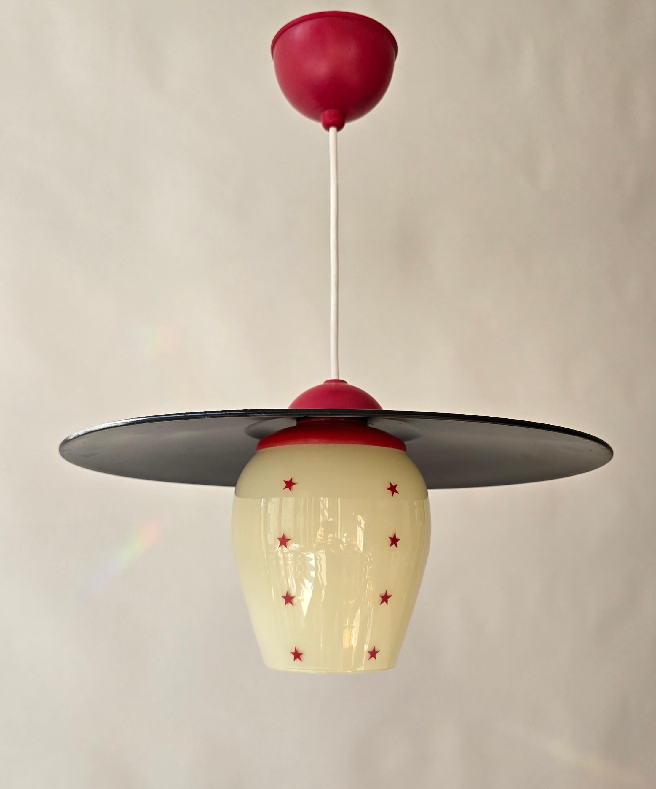 Metallo Lampada a sospensione italiana A Space Age con vetro opalino e motivo a stella rossa, anni '50 in vendita