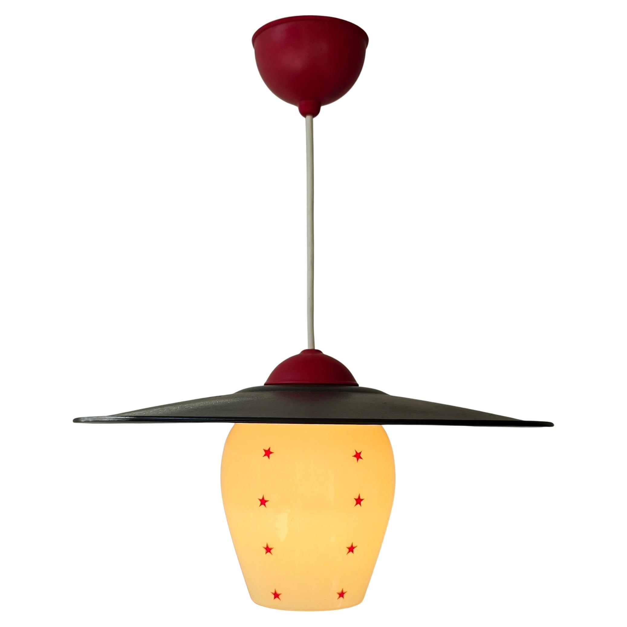 Lampada a sospensione italiana A Space Age con vetro opalino e motivo a stella rossa, anni '50 in vendita