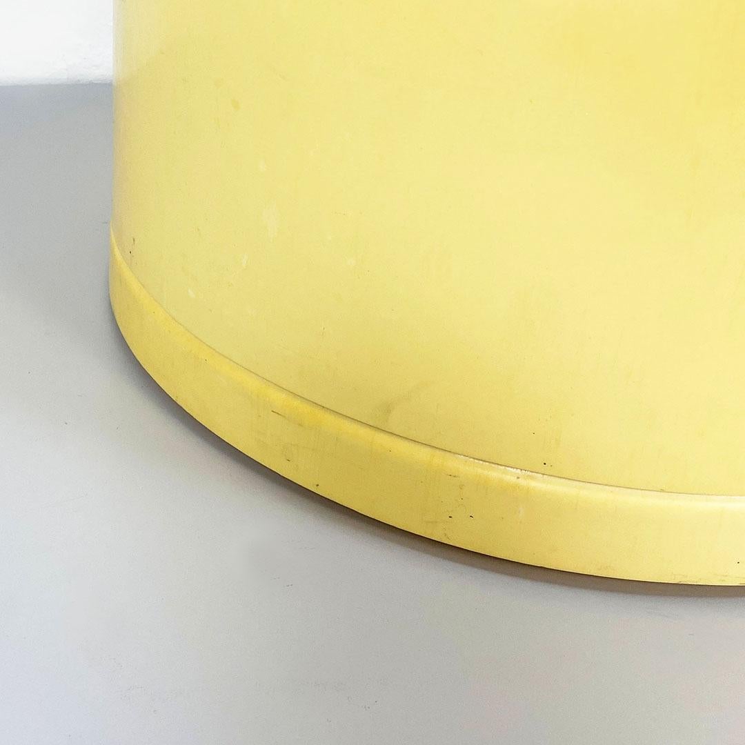 Italian Space Age Pistil Shape Light Yellow Plastic Umbrella Stand, 1970s For Sale 7