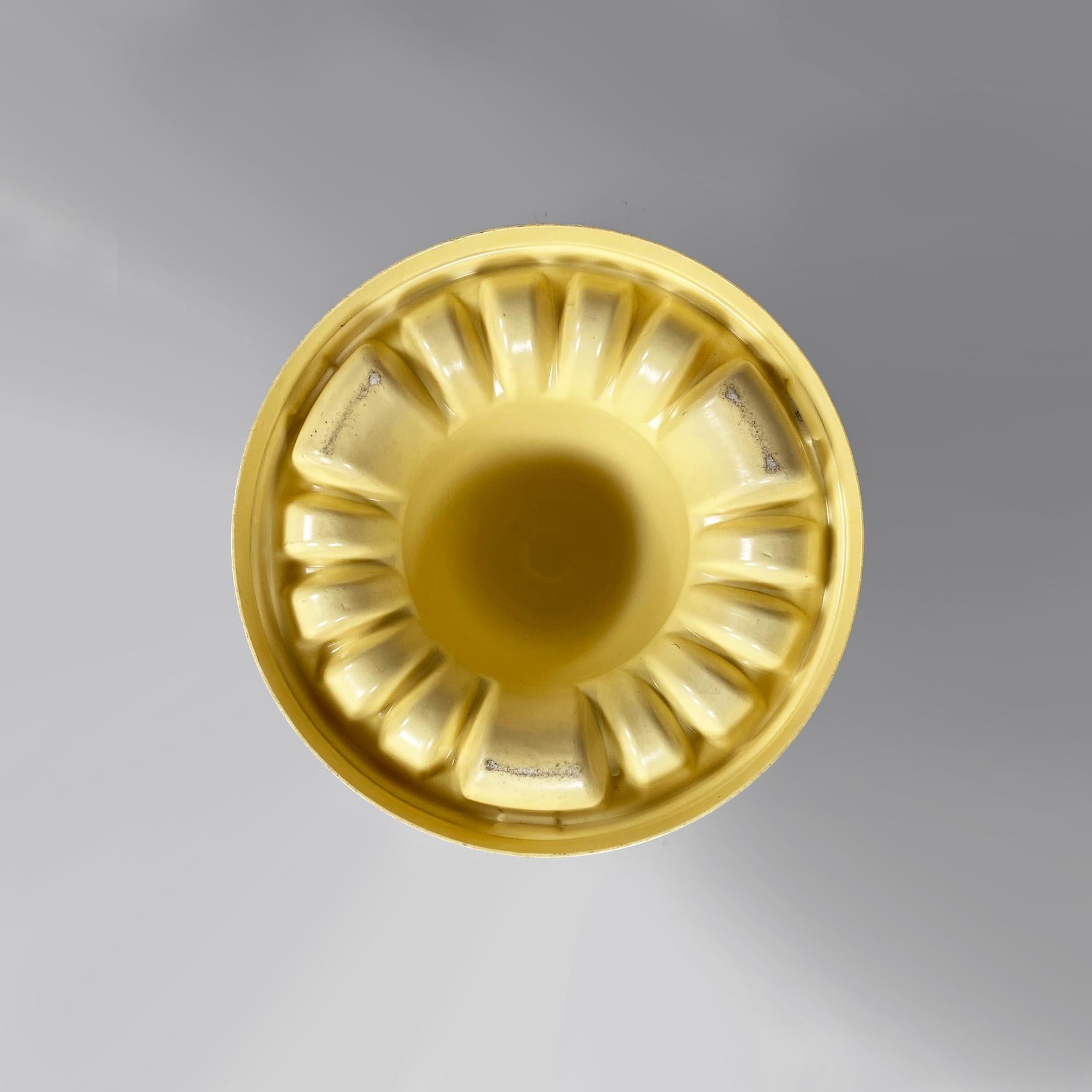 Porte-parapluie italien en plastique jaune clair en forme de pistil de l'ère spatiale, années 1970 en vente 7