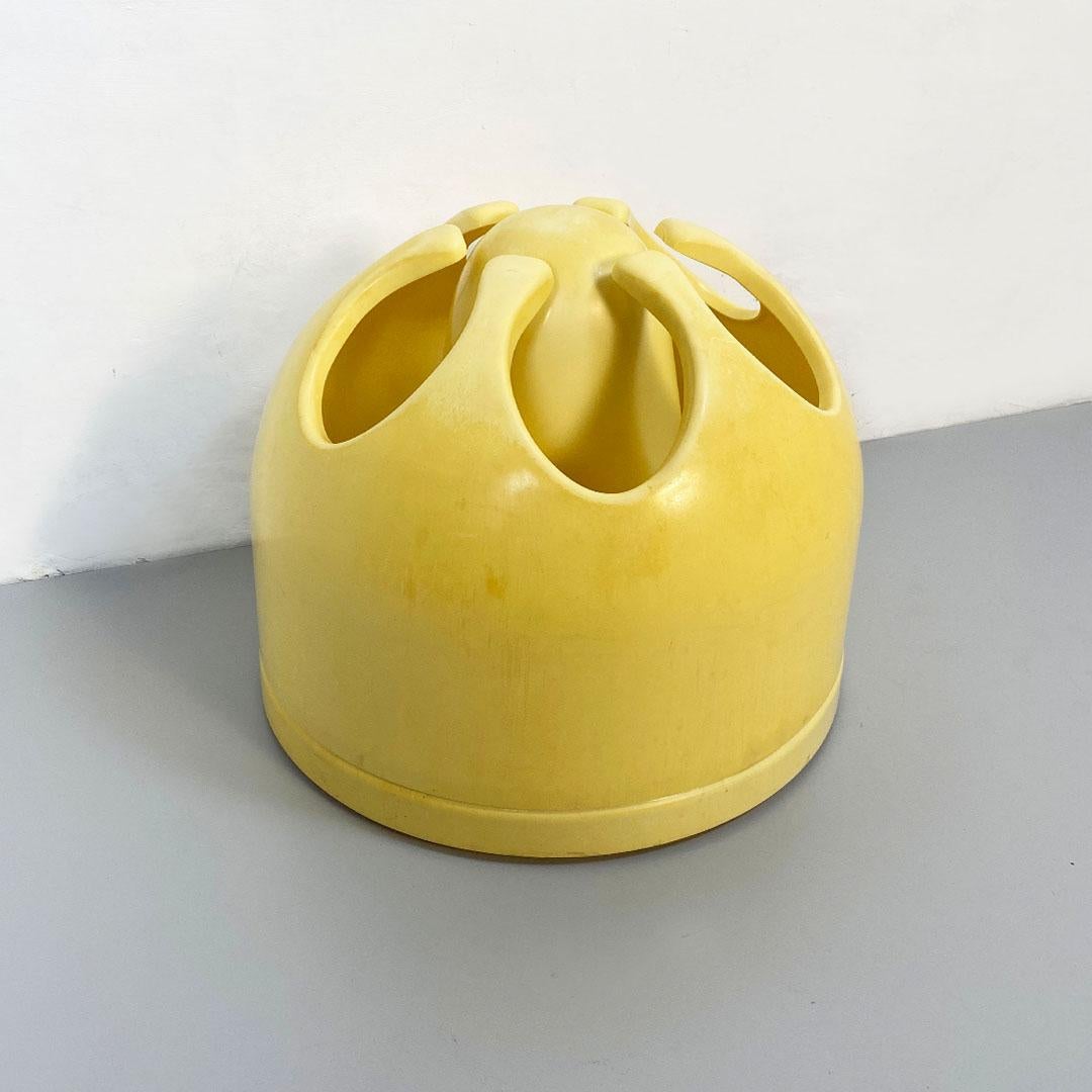 Italian Space Age pistil shape light yellow plastic umbrella stand, 1970s
Umbrella stand with round base in light yellow plastic, with pistil shape, with six spaces for the insertion of umbrellas.
About 1970s.
Good general conditions.
Measures