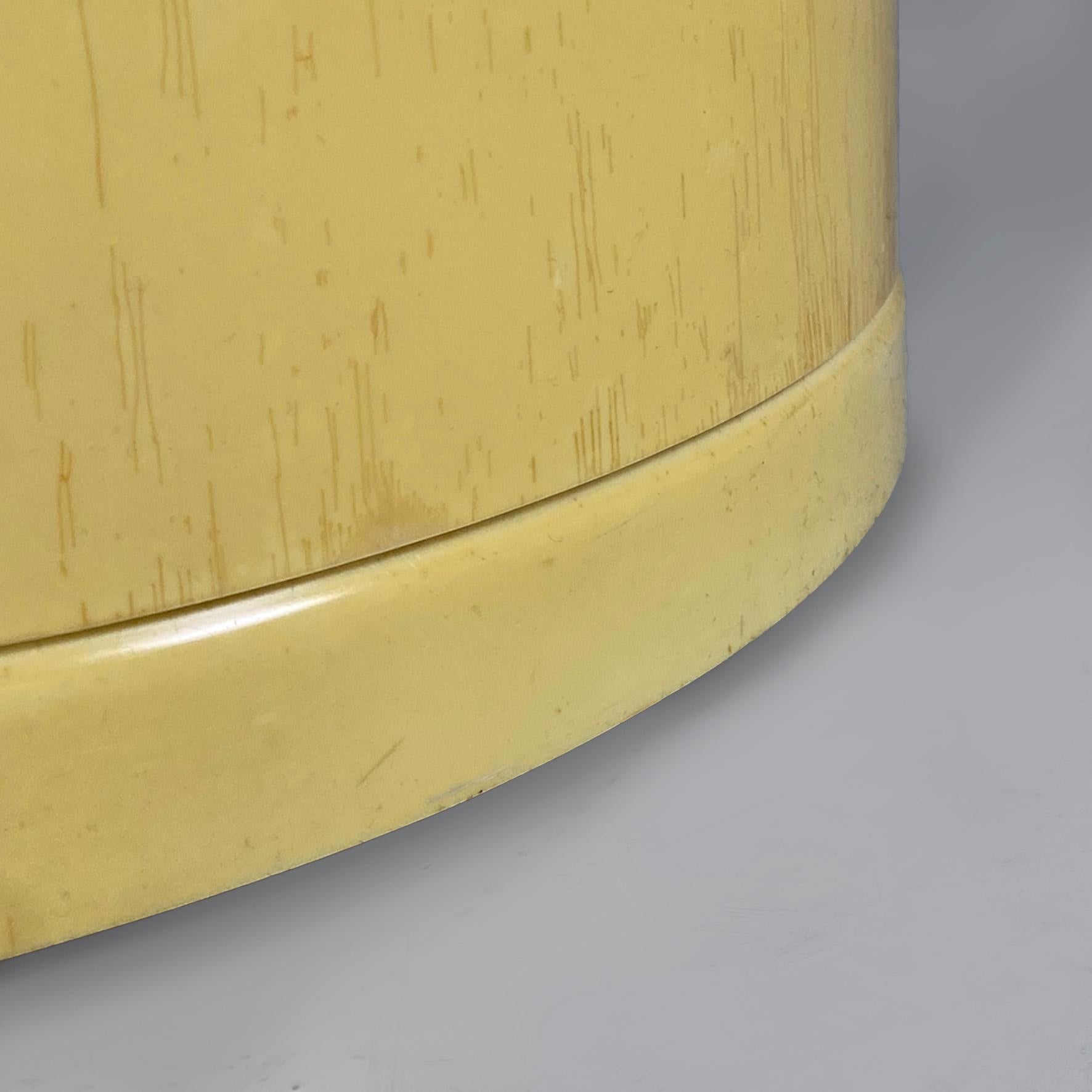 Porte-parapluie italien en plastique jaune clair en forme de pistil de l'ère spatiale, années 1970.
Porte-parapluies avec base ronde en plastique jaune clair, en forme de pistil, avec six emplacements pour insérer les parapluies.
1970 environ.
Bon
