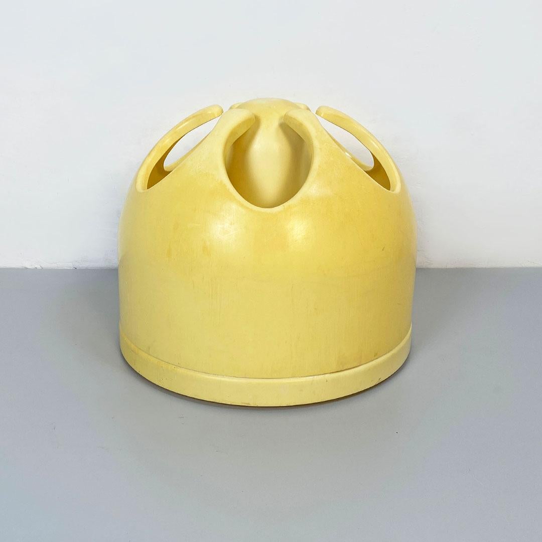 Italian Space Age Pistil Shape Light Yellow Plastic Umbrella Stand, 1970s In Good Condition For Sale In MIlano, IT