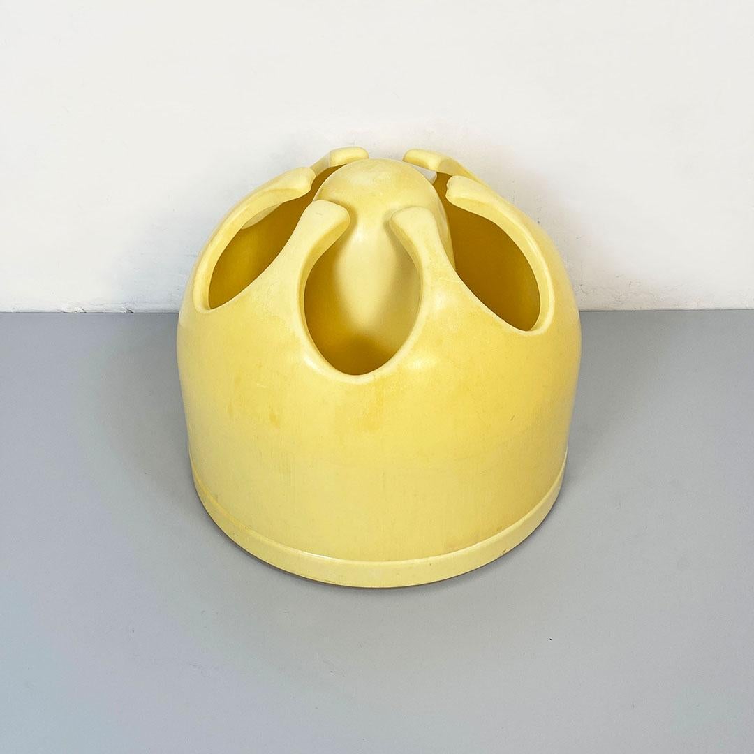 Late 20th Century Italian Space Age Pistil Shape Light Yellow Plastic Umbrella Stand, 1970s For Sale