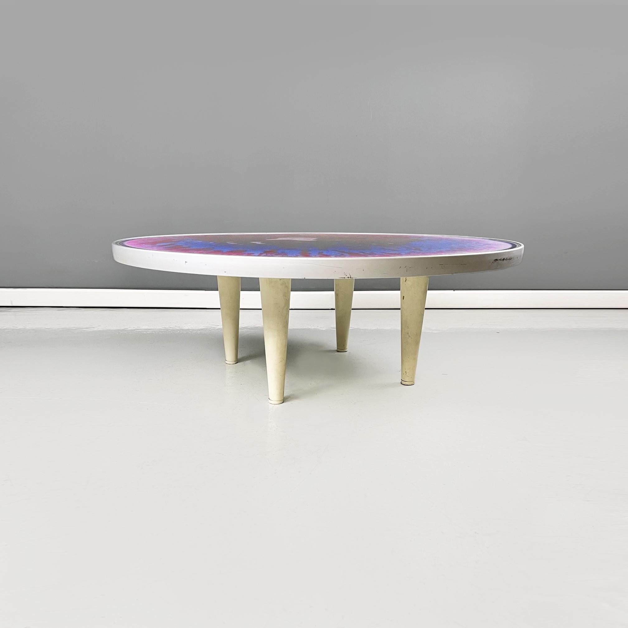 Italian space age Plastic and metal round coffee table with tie dye effect, 1970s.
Coffee table with round top in transparent plastic and metal profiles. On the top there are colored oils in pink-fuchsia and blue. Thanks to the movement or pressure