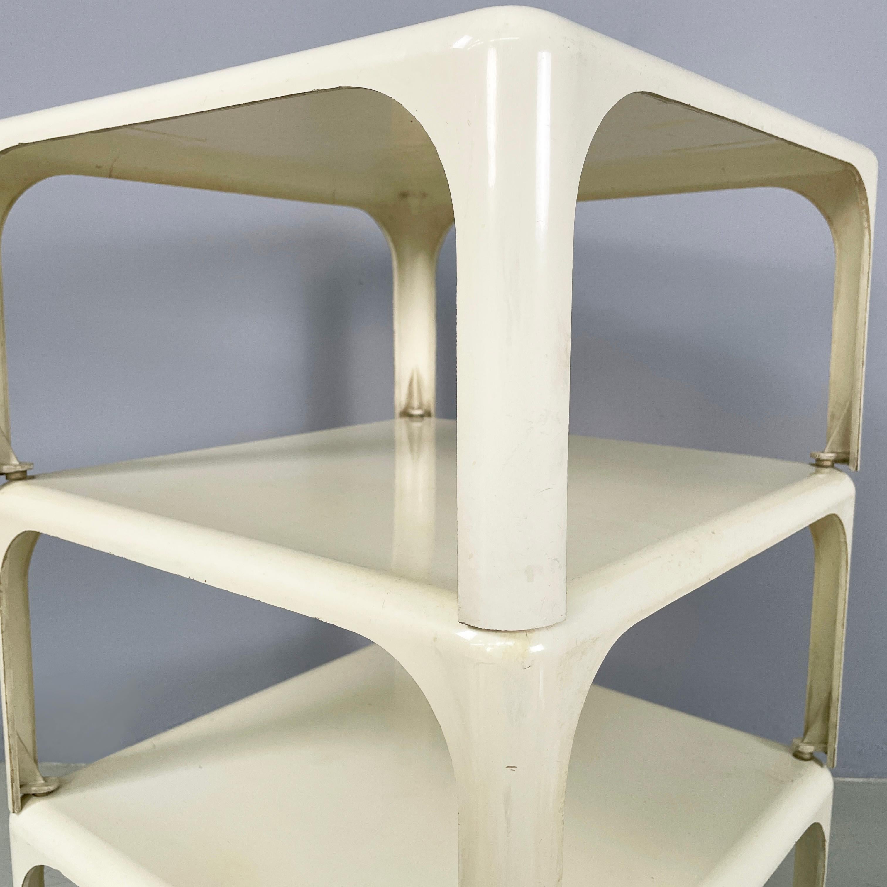 Tavolino italiano in plastica dell'era spaziale Demetrios 45 di Artemide Magistretti anni '70 in vendita 10