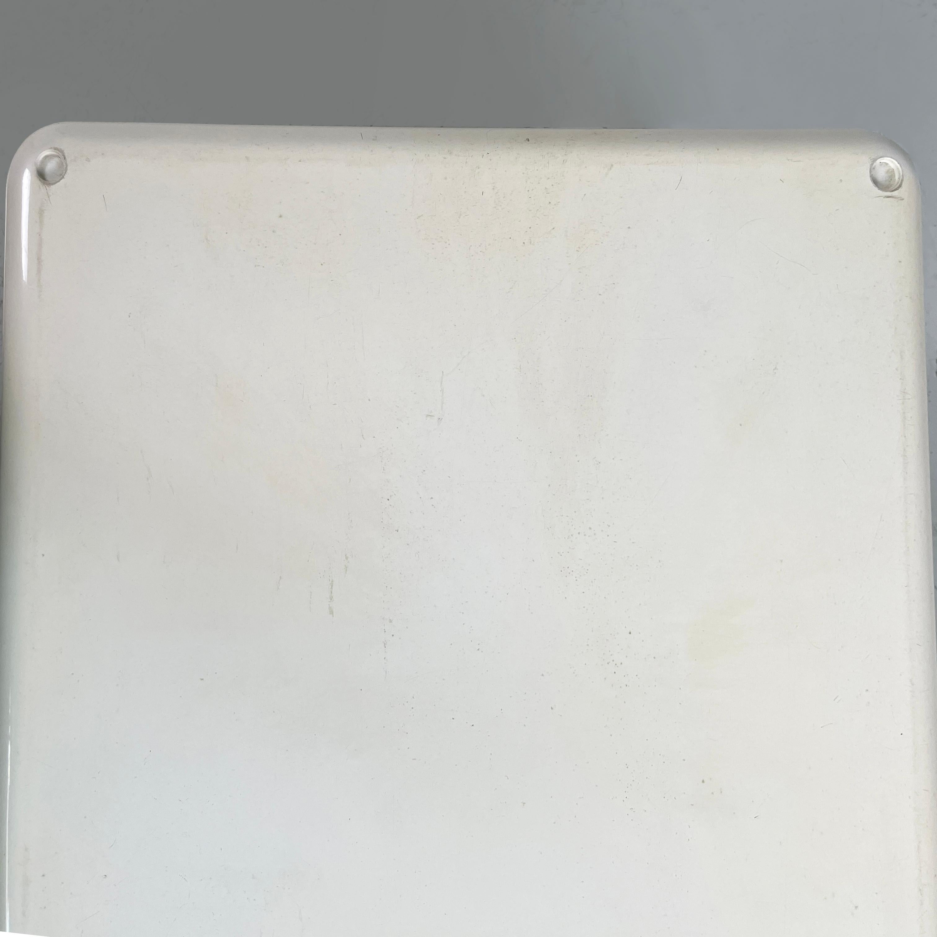 Tavolino italiano in plastica dell'era spaziale Demetrios 45 di Artemide Magistretti anni '70 in vendita 11
