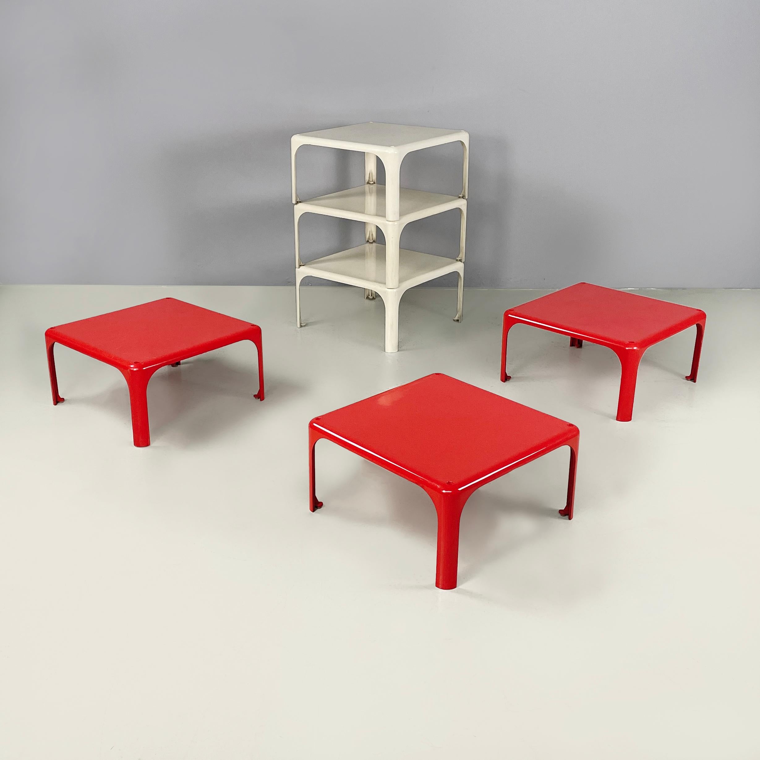 Tavolino in plastica impilabile dell'era spaziale italiana Demetrios 45 di Vico Magistretti per Artemide, anni '70
Set di 6 tavolini mod. Demetrios 45 in plastica ABS, 3 in bianco e 3 in rosso. Il piano è quadrato con angoli arrotondati. Ai 4 angoli