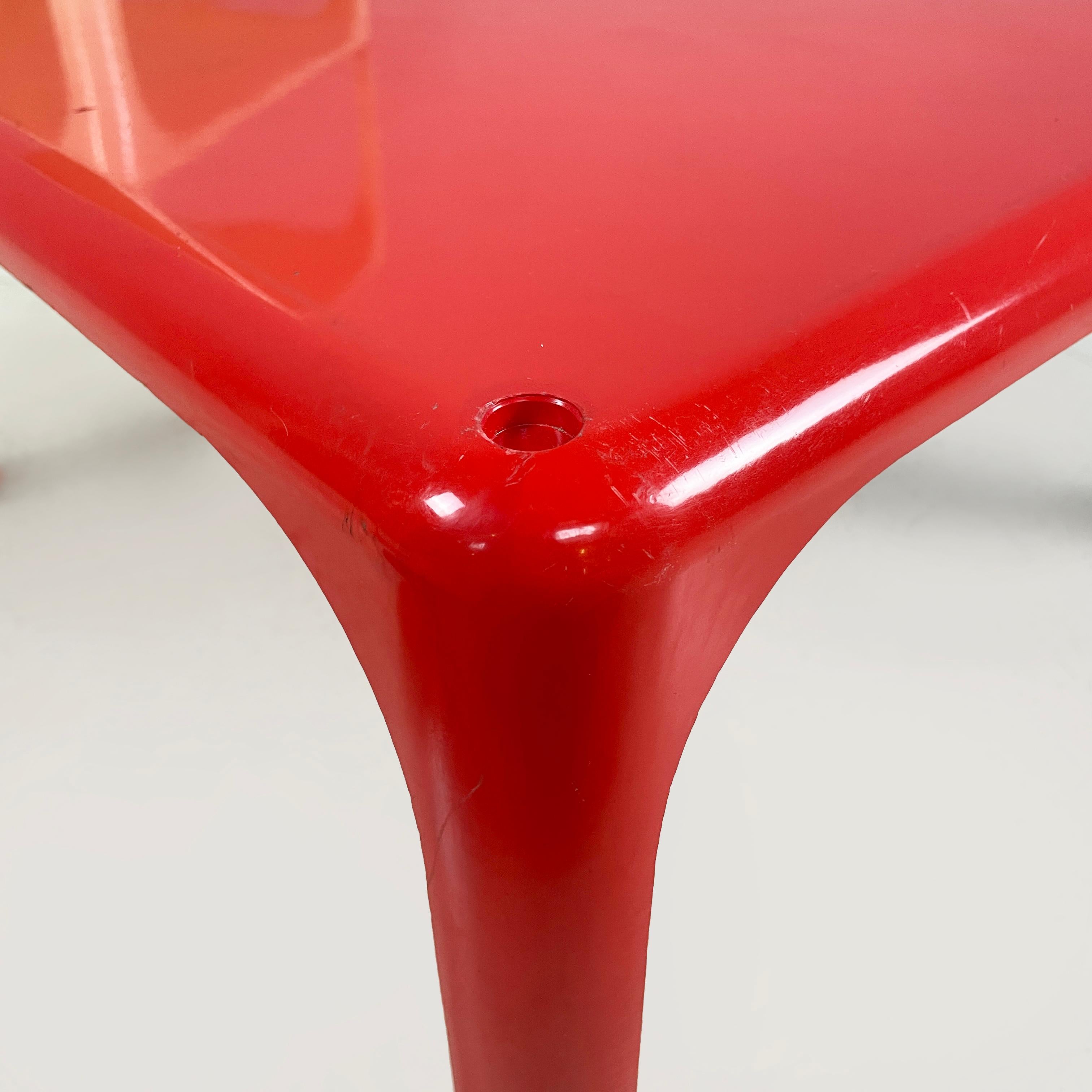 Tavolino italiano in plastica dell'era spaziale Demetrios 45 di Artemide Magistretti anni '70 in vendita 2