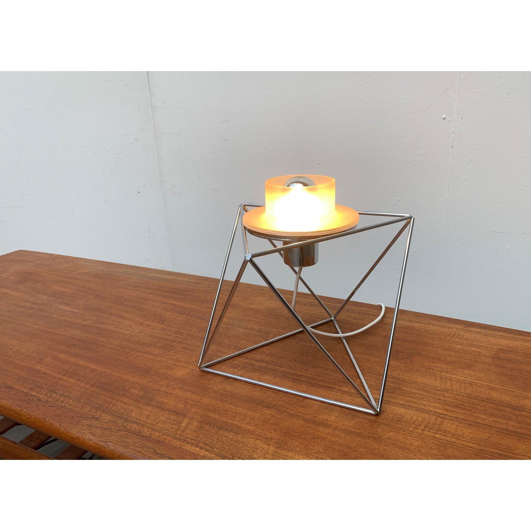 Rare Space Age Table Lamp from Italian Manufacturer Guzzini After a design by Felice Ragazzo from the late 60s.

Modularity is the basis of this design. The luminaire consists of a grid-like support structure in which the luminaire head is mounted.