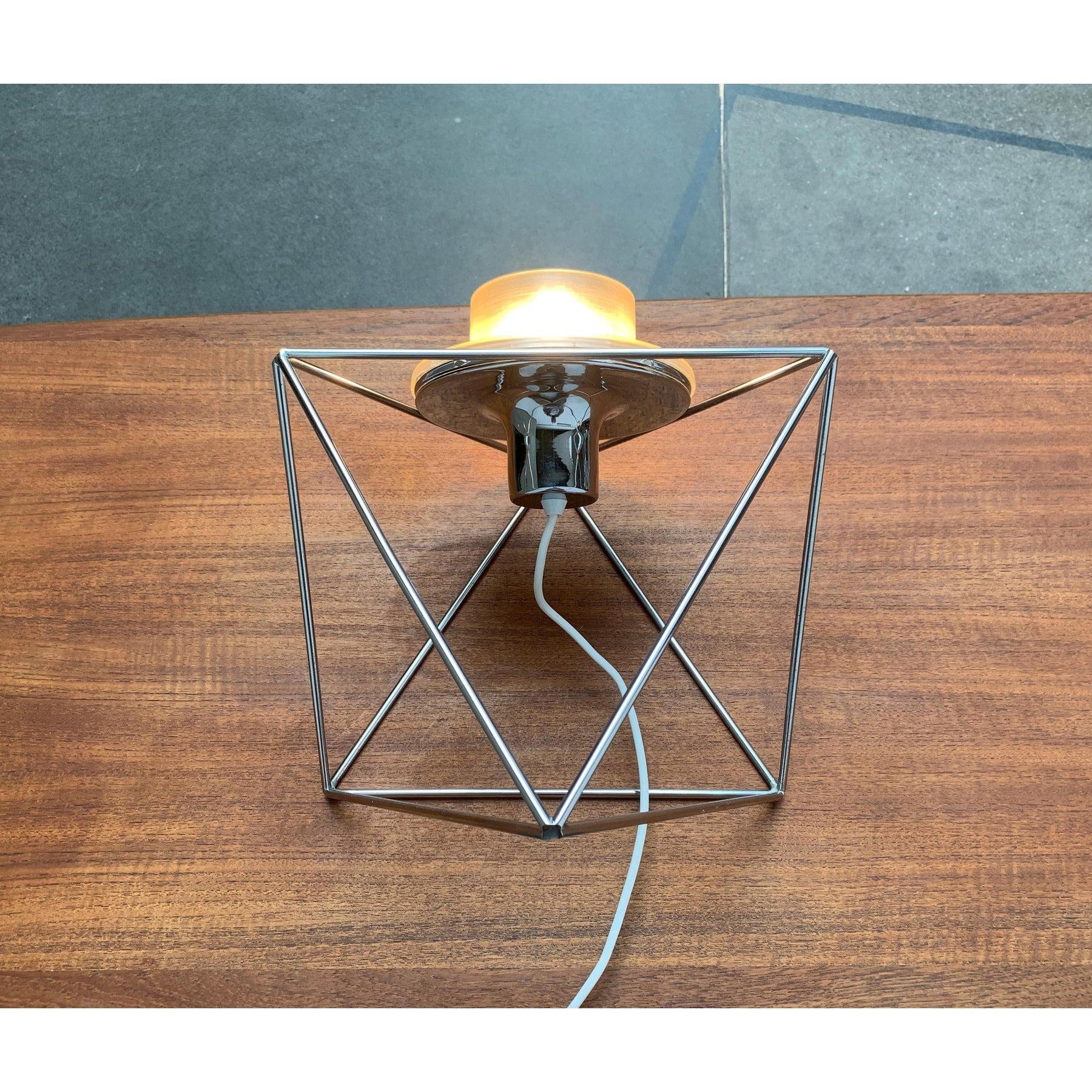 Italian Space Age Poliedra Table Lamp by Felice Ragazzo for Guzzini In Excellent Condition For Sale In Hamburg, DE