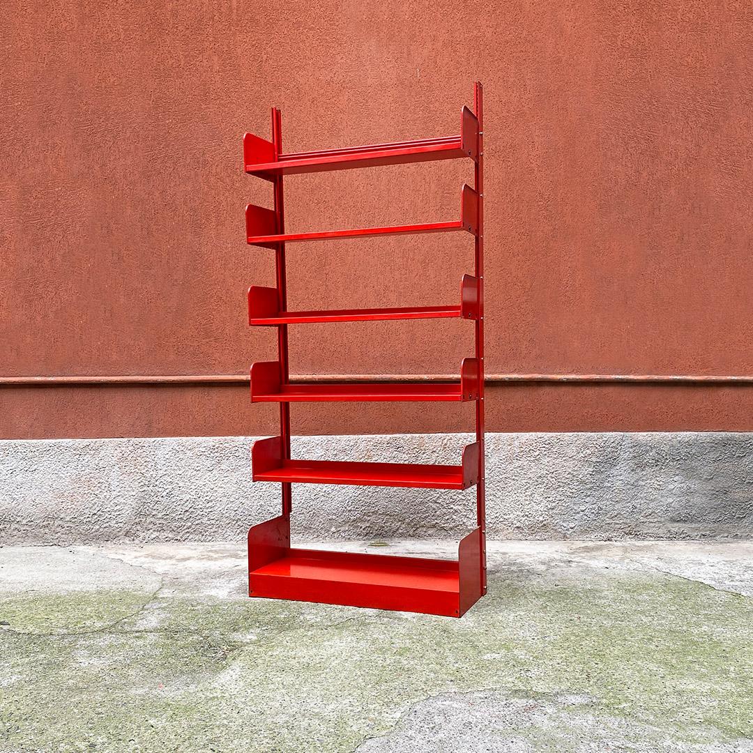Italian space age red metal Congresso bookcase by Lips Vago, 1970s
Congress model bookcase with structure entirely in metal with six shelves, with hooking system to the upright to adjust the height. Produced by the Lips Vago company in 1970s and