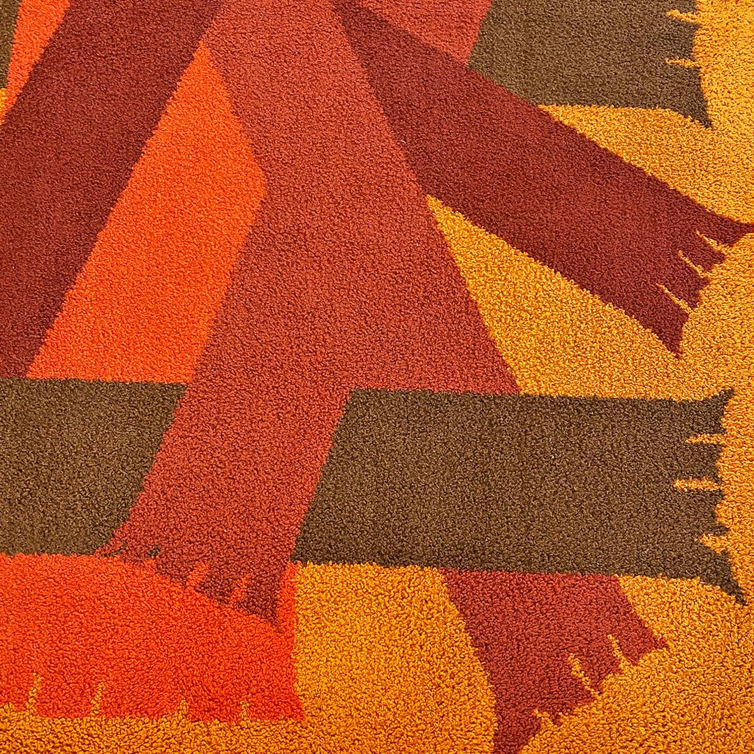 Italienischer Space Age rot orange brauner Kurzflorteppich mit geometrischem Muster 1970er Jahre im Angebot 9